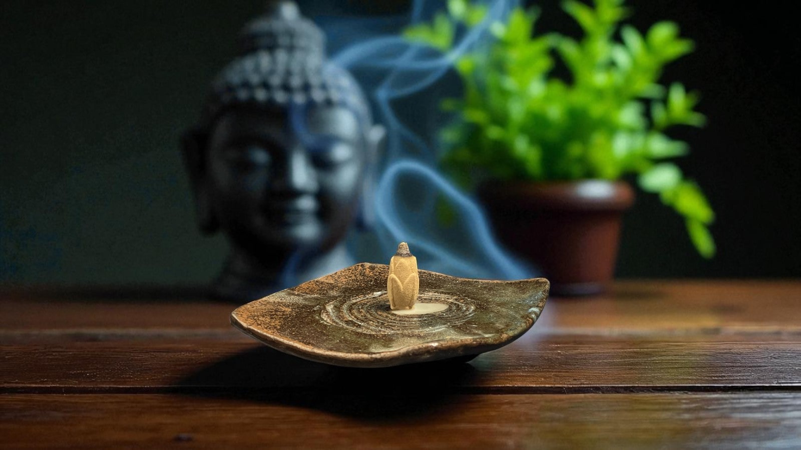 Nụ trầm đốt trên thác khói, khói trắng chảy ngược trong không gian yên tĩnh