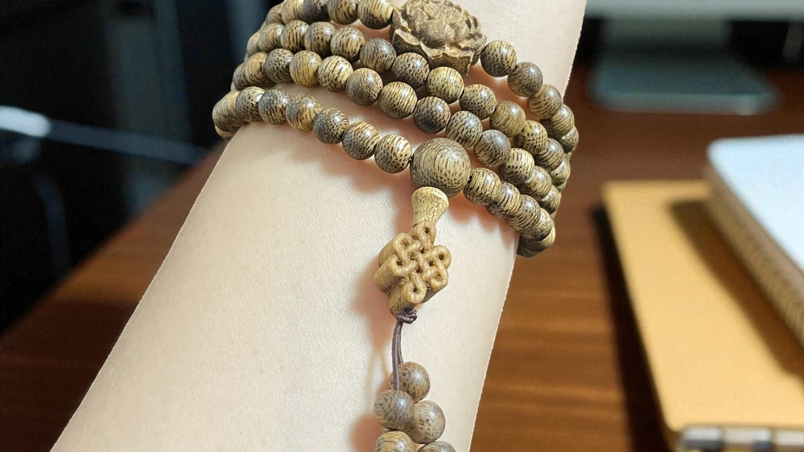 Chuỗi Hạt Tròn 6mm Charm Đài Sen – Cát Tường Trầm Quảng Nam – 108 hạt phong thủy viên mãn