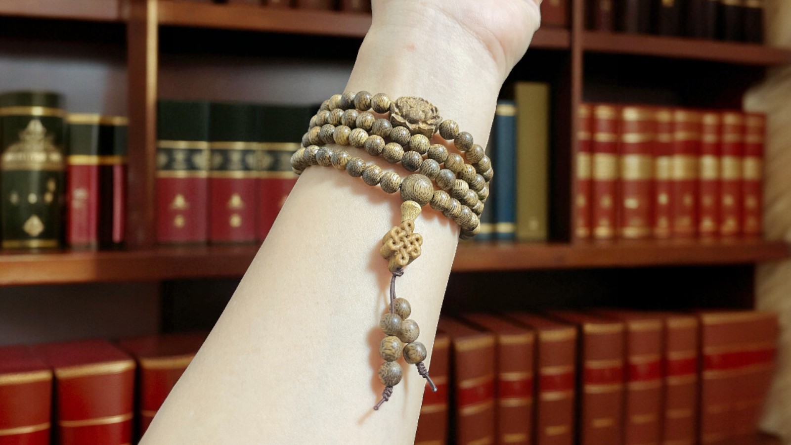 Chuỗi Hạt Tròn 6mm Charm Đài Sen – Cát Tường Trầm Quảng Nam – 108 hạt phong thủy viên mãn