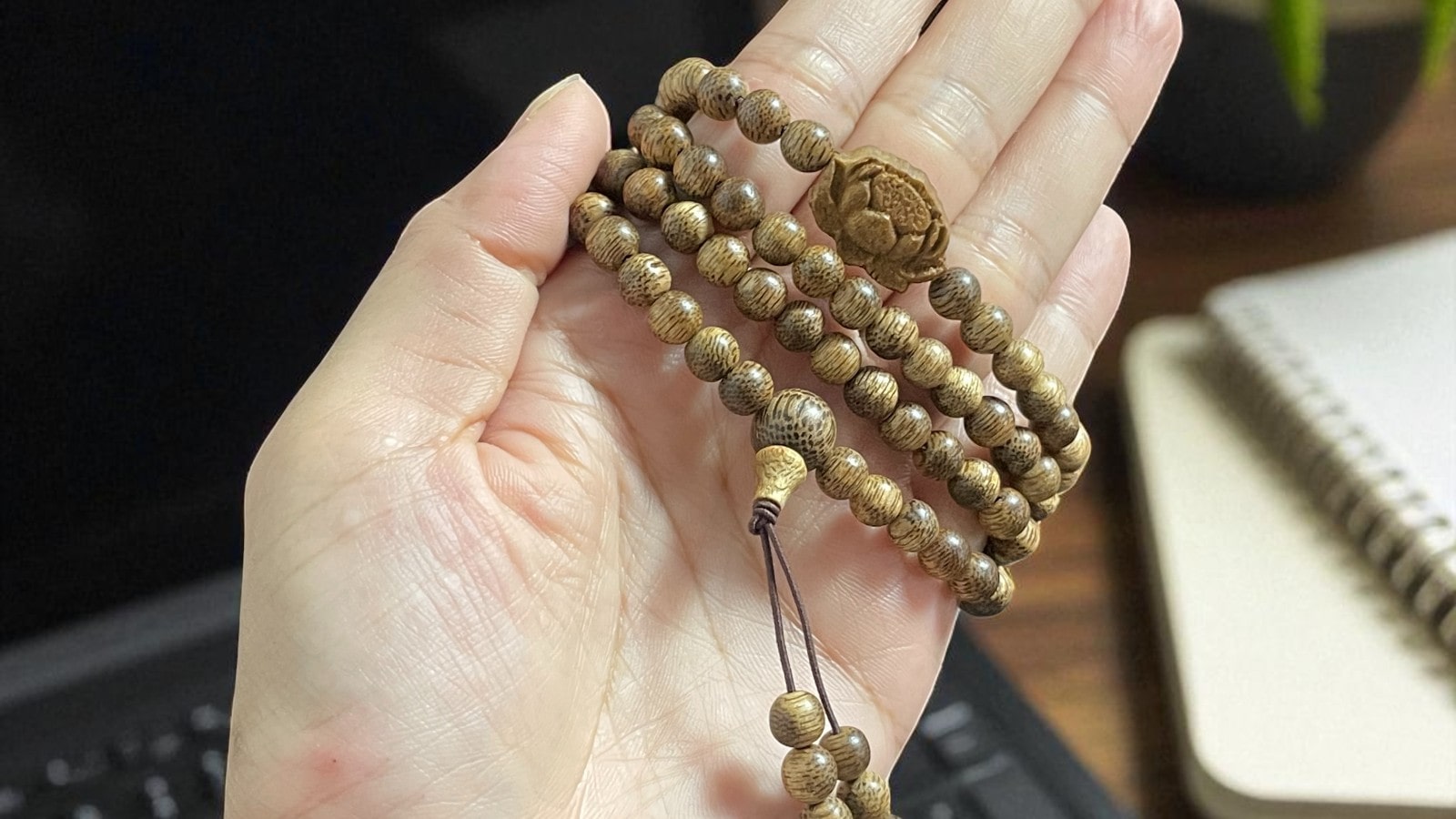 Chuỗi Hạt Tròn 6mm Mix Charm Trầm Hương Đài Sen Qnds321 Cao Cấp – vòng trầm tự nhiên Quảng Nam, charm Đài Sen phong thủy