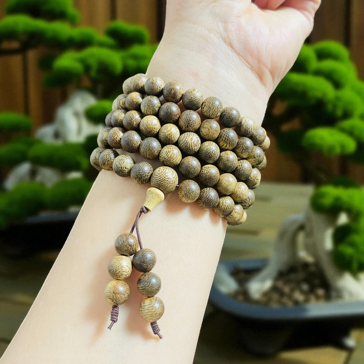 Chuỗi Hạt Tròn 8mm Trầm Hương Qnkm931 Cao Cấp Chuỗi Hạt Tròn 8mm Trầm Hương Qnkm931 Cao Cấp – 108 hạt trầm tự nhiên Quảng Nam, hương dịu ngọt, phong thủy bình an