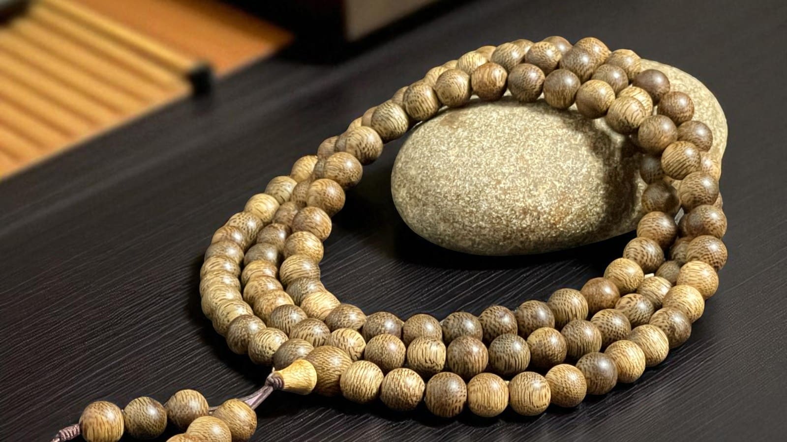 Chuỗi Hạt Tròn 8mm Trầm Hương Qnkm931 Cao Cấp – 108 hạt trầm tự nhiên Quảng Nam, hương dịu ngọt, phong thủy bình an