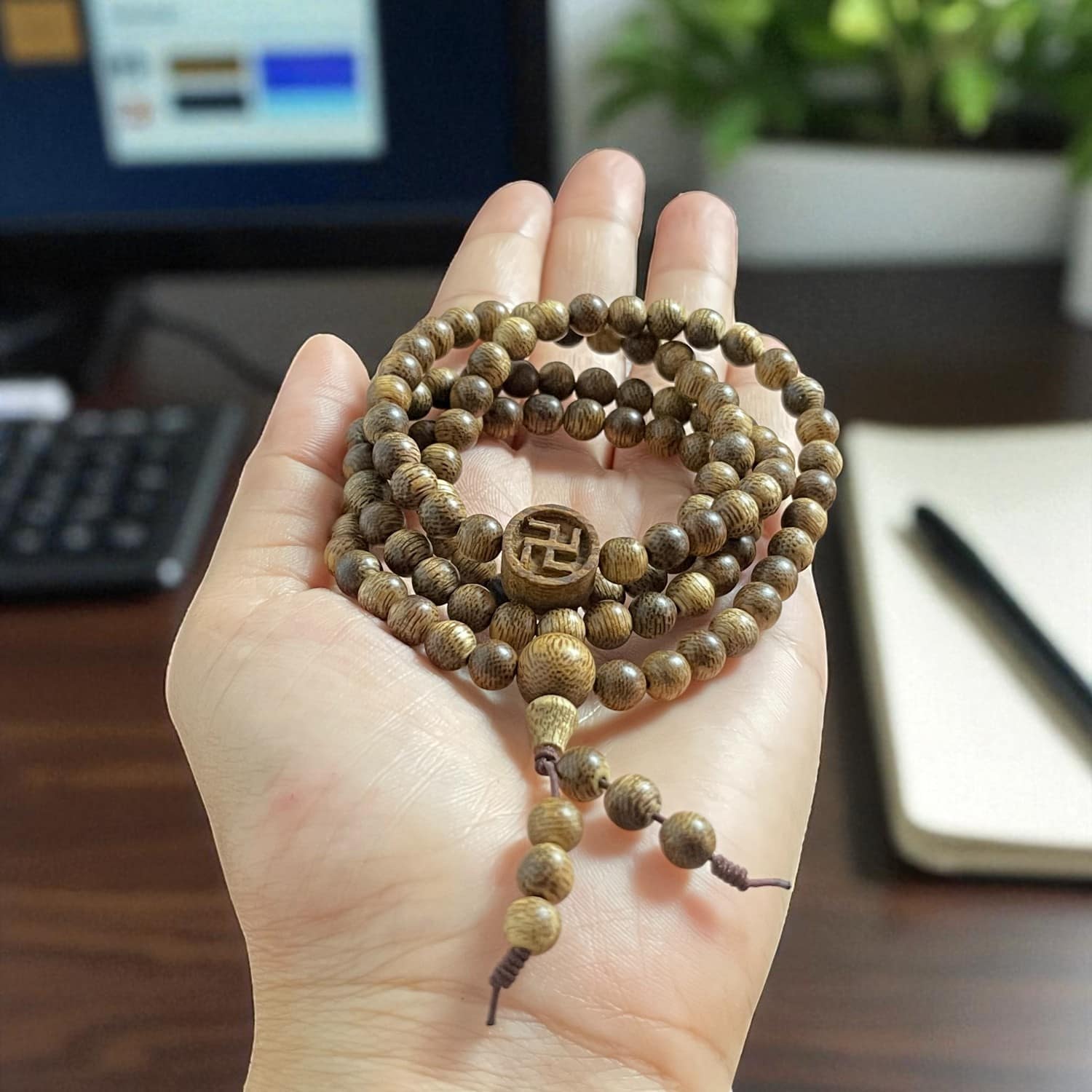 Chuỗi Hạt Trầm Hương Charm Chữ Vạn – Cao Cấp