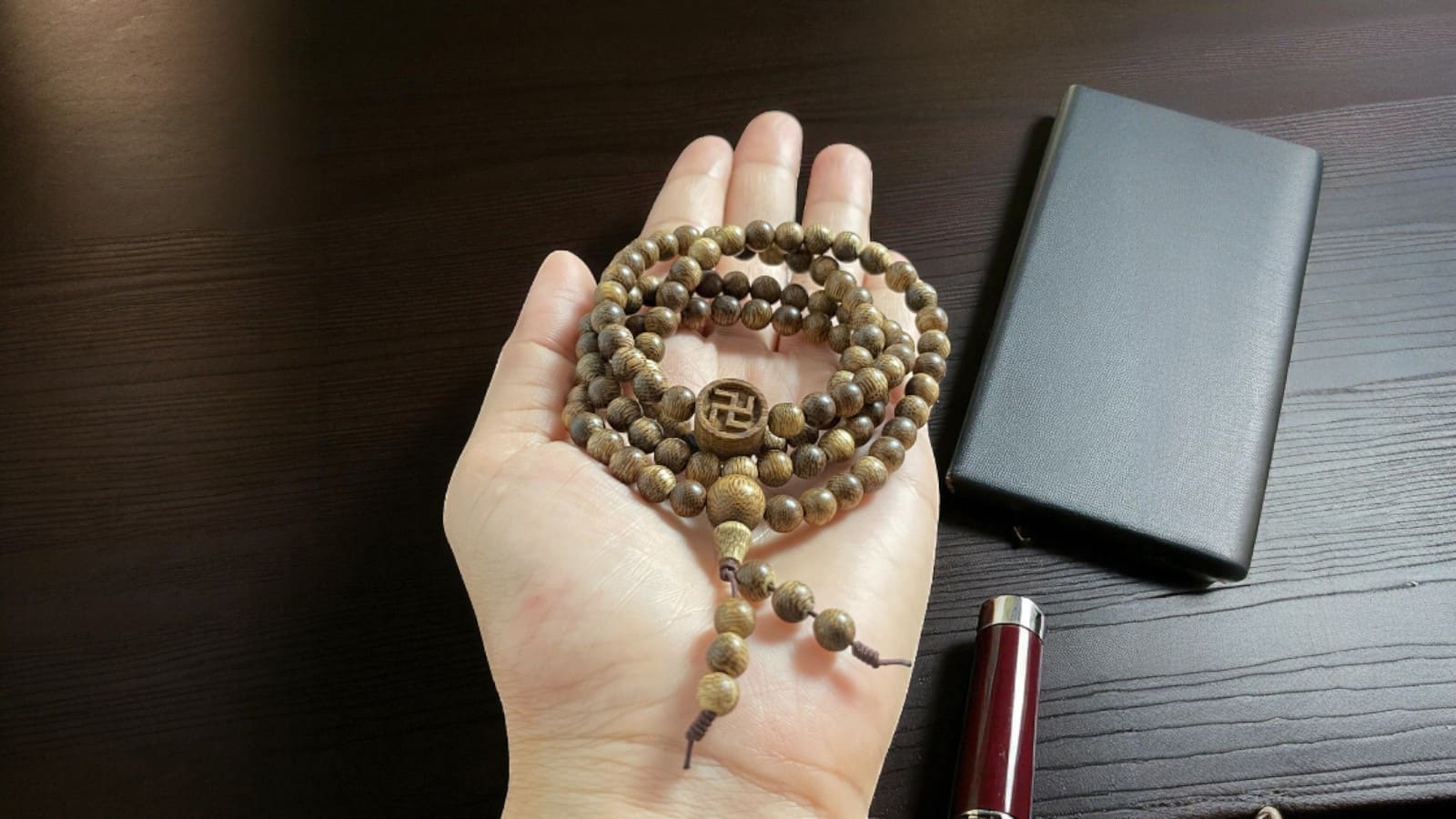 Chuỗi Hạt Tròn Mix Charm Trầm Hương Chữ Vạn – Trang sức phong thủy hộ thân