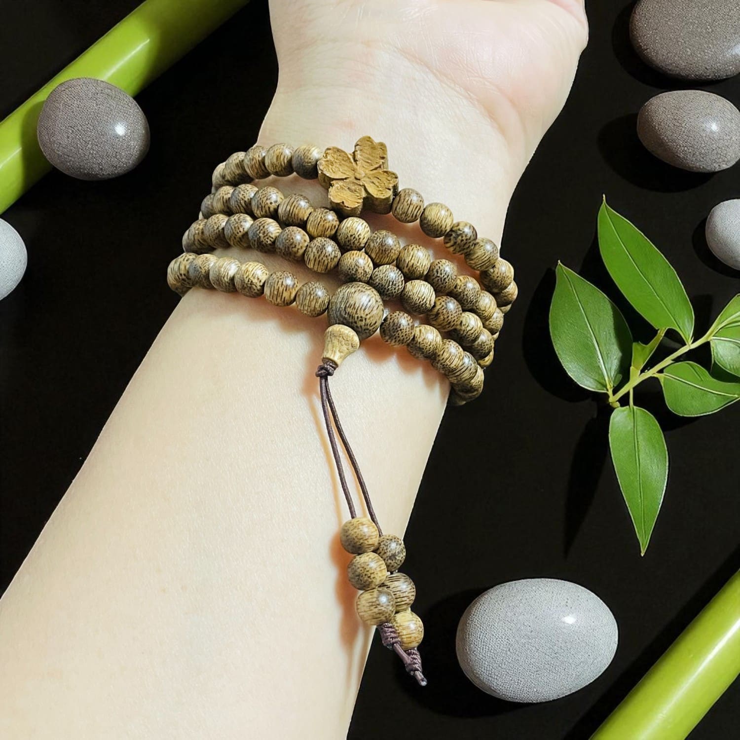 Chuỗi Hạt Trầm Hương Charm Cỏ 4 Lá – Cao Cấp Chuỗi Hạt Tròn Mix Charm Trầm Hương Cỏ 4 Lá – Trang sức phong thủy may mắn