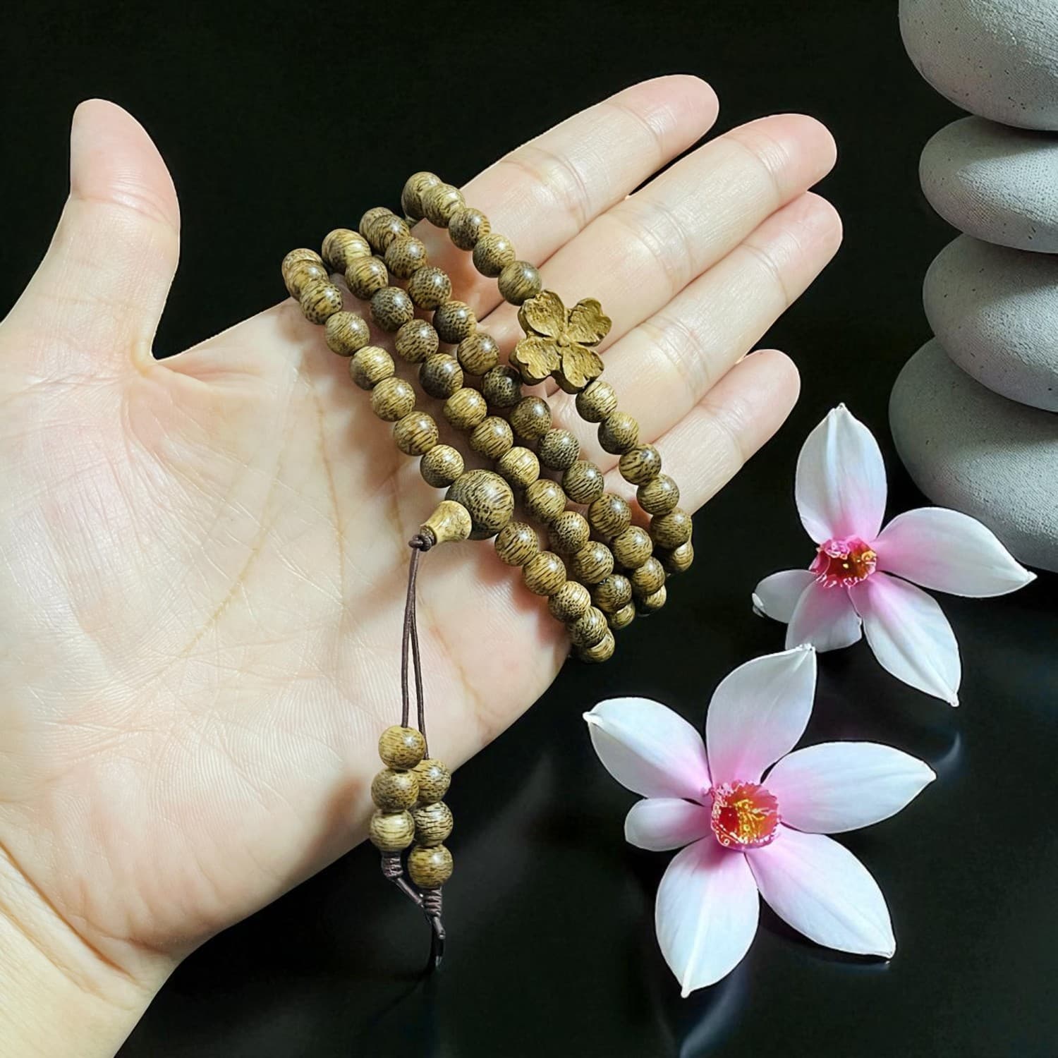 Chuỗi Hạt Trầm Hương Charm Cỏ 4 Lá – Cao Cấp