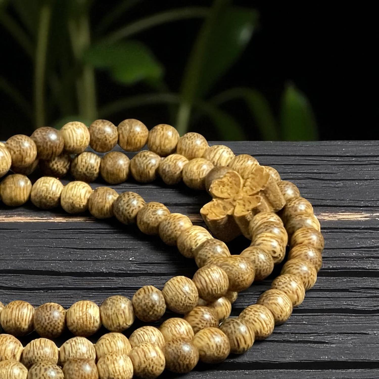 Chuỗi Hạt Trầm Hương Charm Cỏ 4 Lá – Cao Cấp