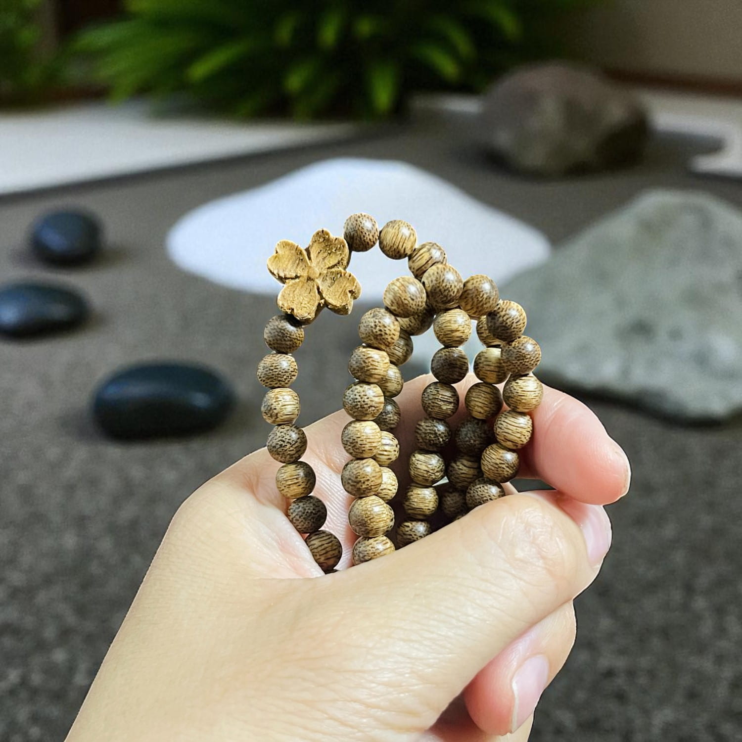 Chuỗi Hạt Trầm Hương Charm Cỏ 4 Lá – Cao Cấp