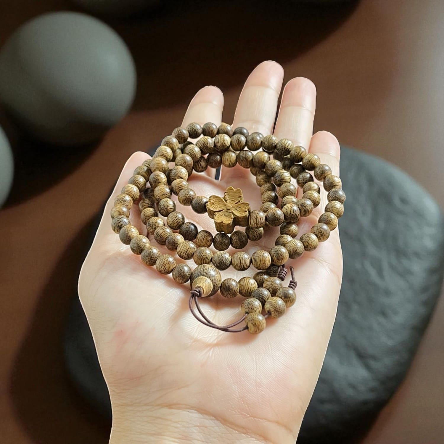 Chuỗi Hạt Trầm Hương Charm Cỏ 4 Lá – Cao Cấp