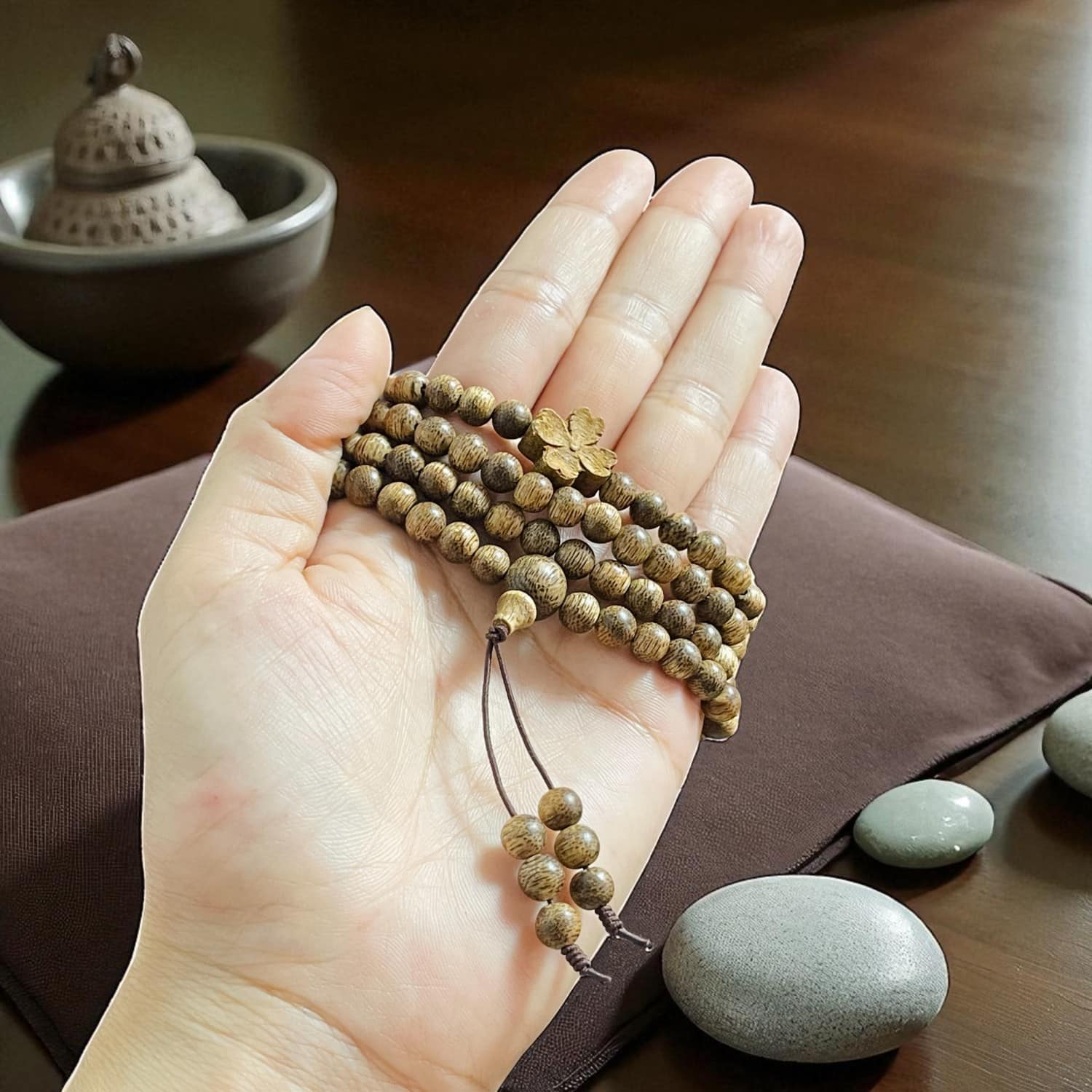 Chuỗi Hạt Trầm Hương Charm Cỏ 4 Lá – Cao Cấp