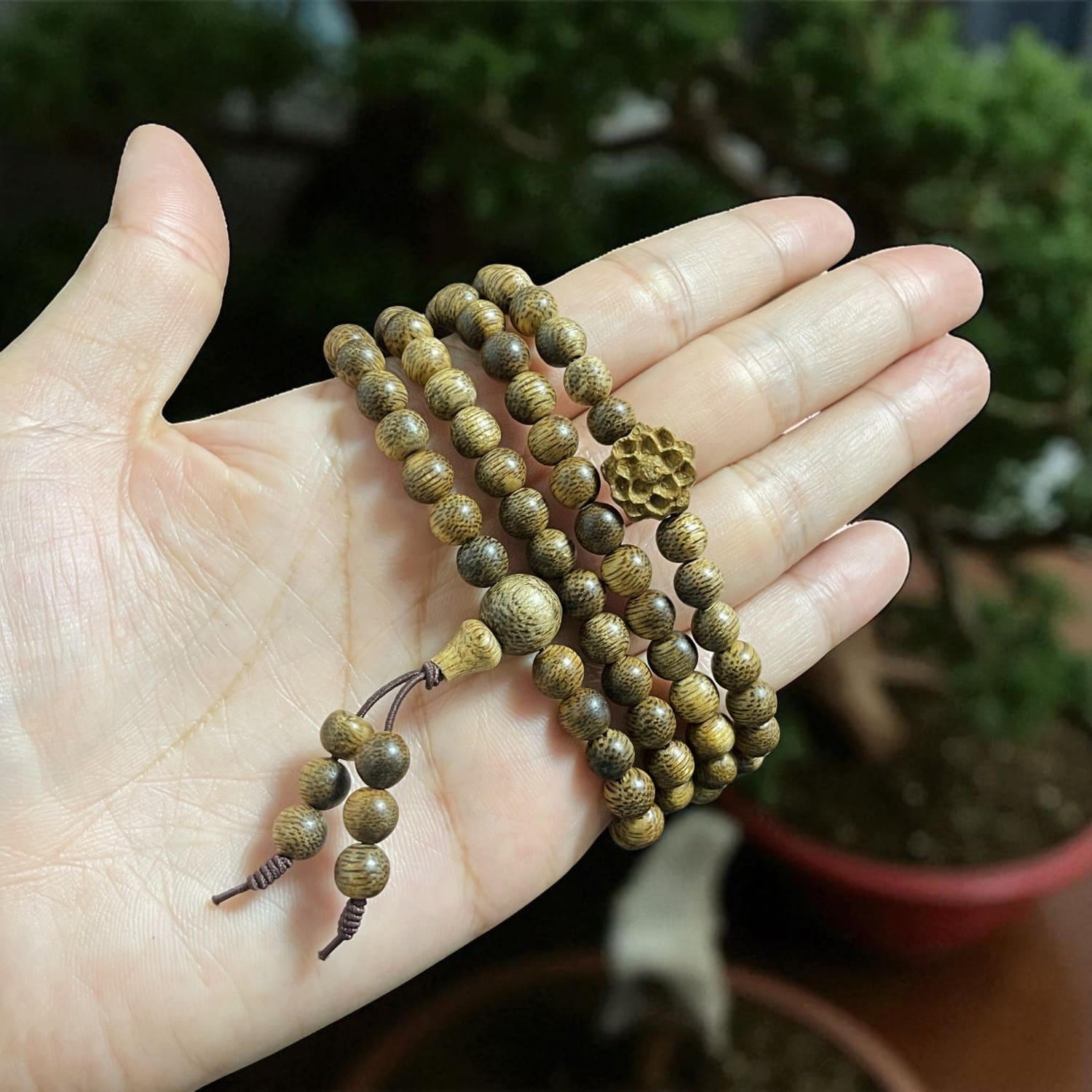 Chuỗi Hạt Trầm Hương Charm Hoa Sen – Cao Cấp