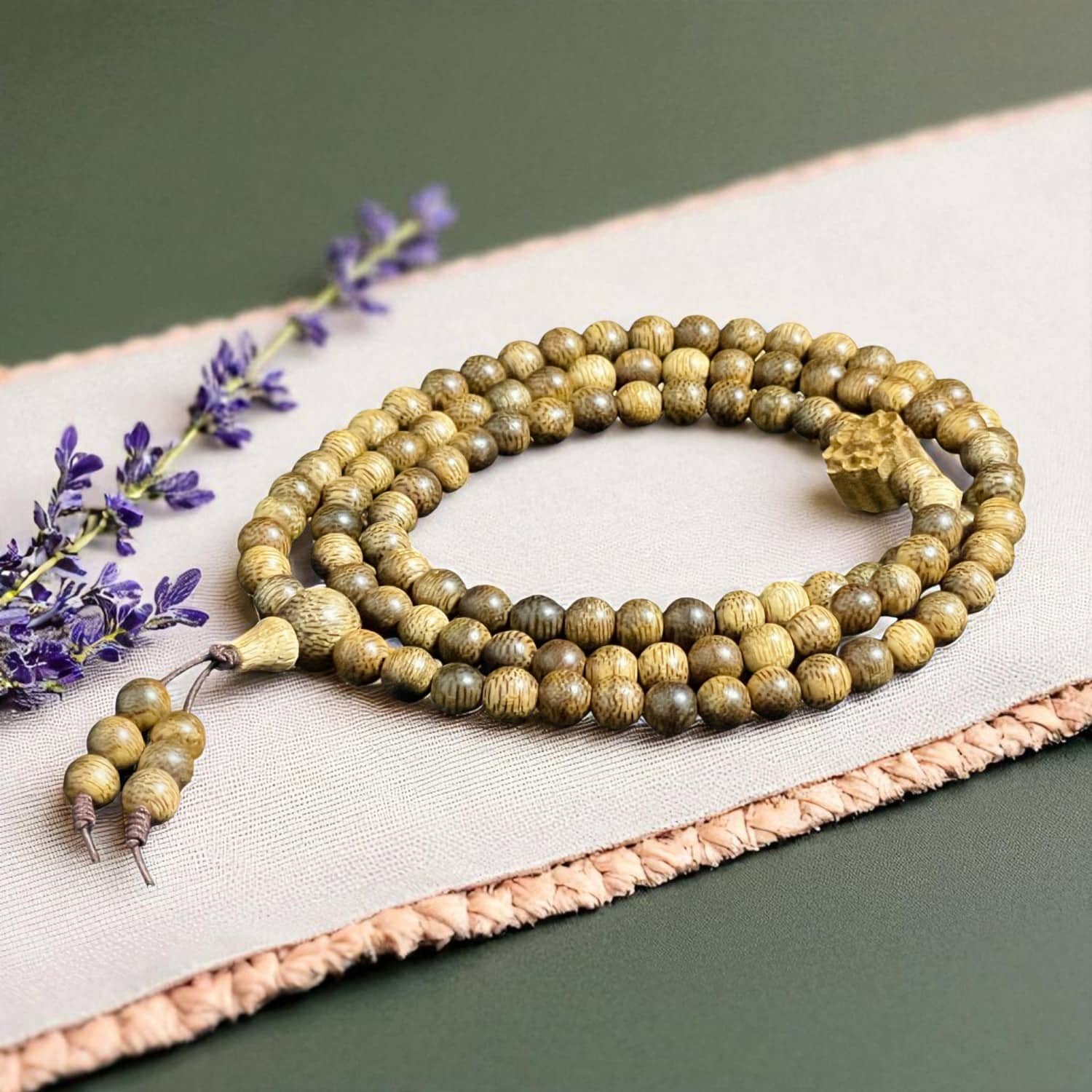 Chuỗi Hạt Trầm Hương Charm Hoa Sen – Cao Cấp