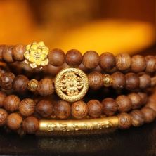 Chuỗi Hạt Trầm Hương Charm Vàng