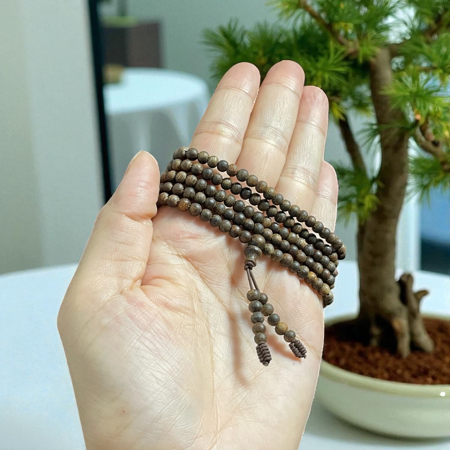 Chuỗi Hạt Tròn 4mm Trầm Hương Tự Nhiên CNVN0M3 – Thượng Hạng