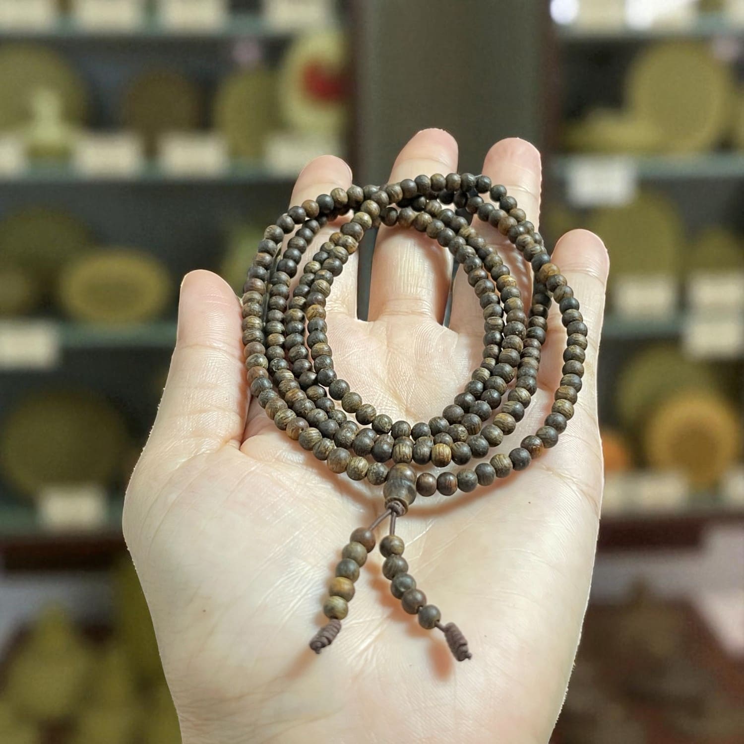 Chuỗi Hạt Tròn 4mm Trầm Hương Tự Nhiên CNVN0M3 – Thượng Hạng