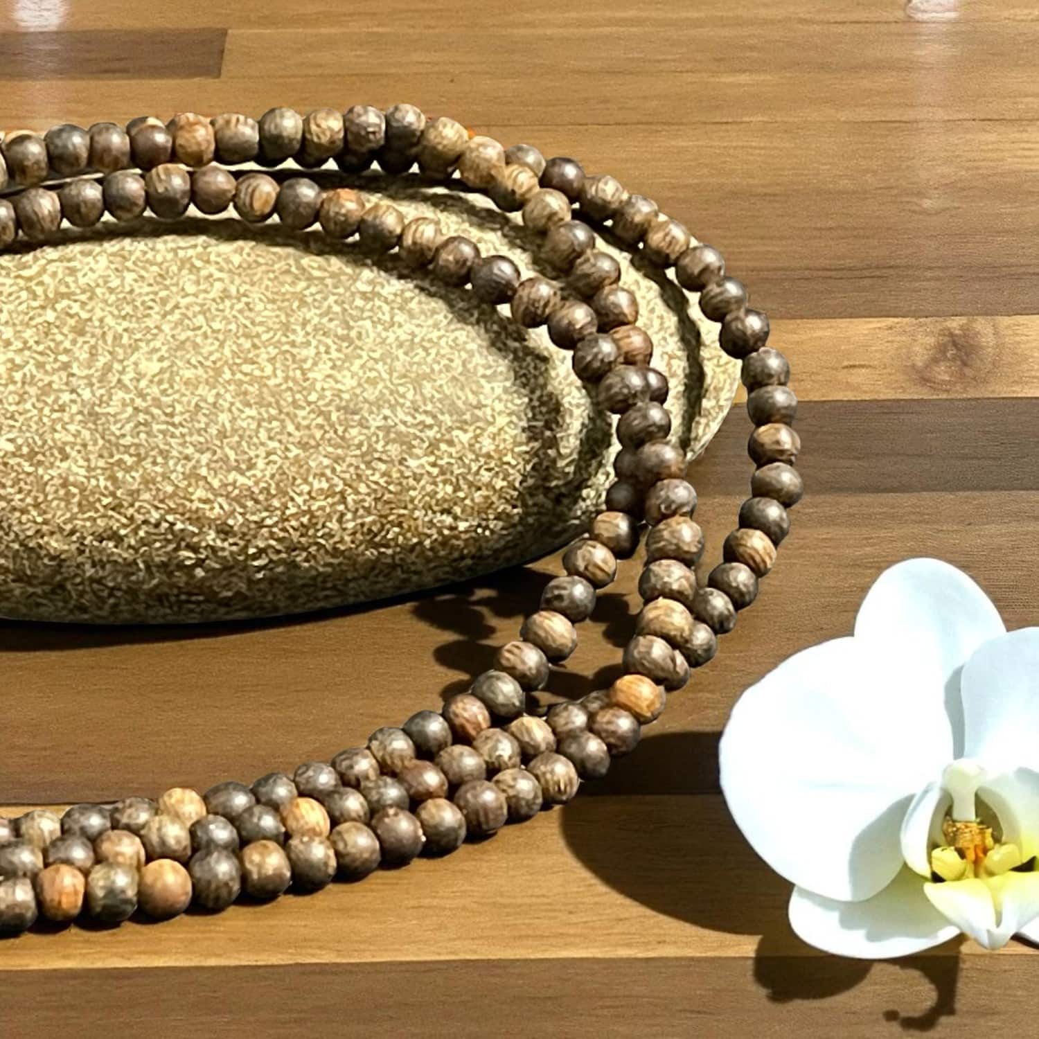 Chuỗi Hạt Tròn 4mm Trầm Hương Tự Nhiên CNVN0M3 – Thượng Hạng