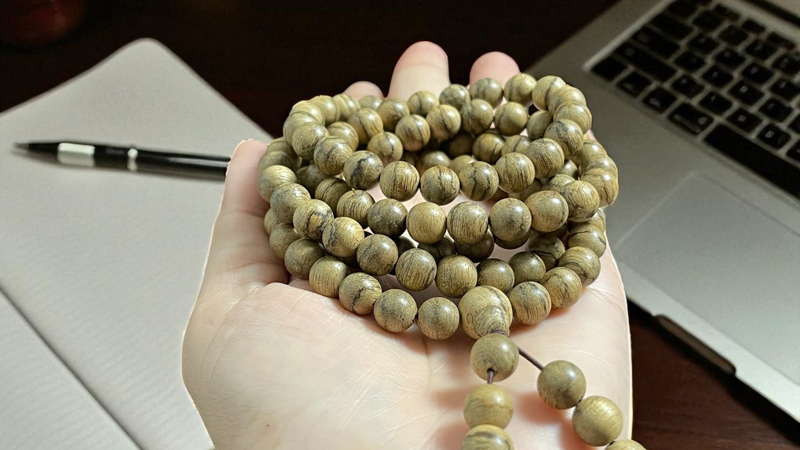 Chuỗi Hạt Tròn 8mm Trầm Hương Kalimantan KLID0M2 Thượng Hạng – 108 hạt vân xoáy hoa, hương ngọt ấm, quà tặng phong thủy cao cấp