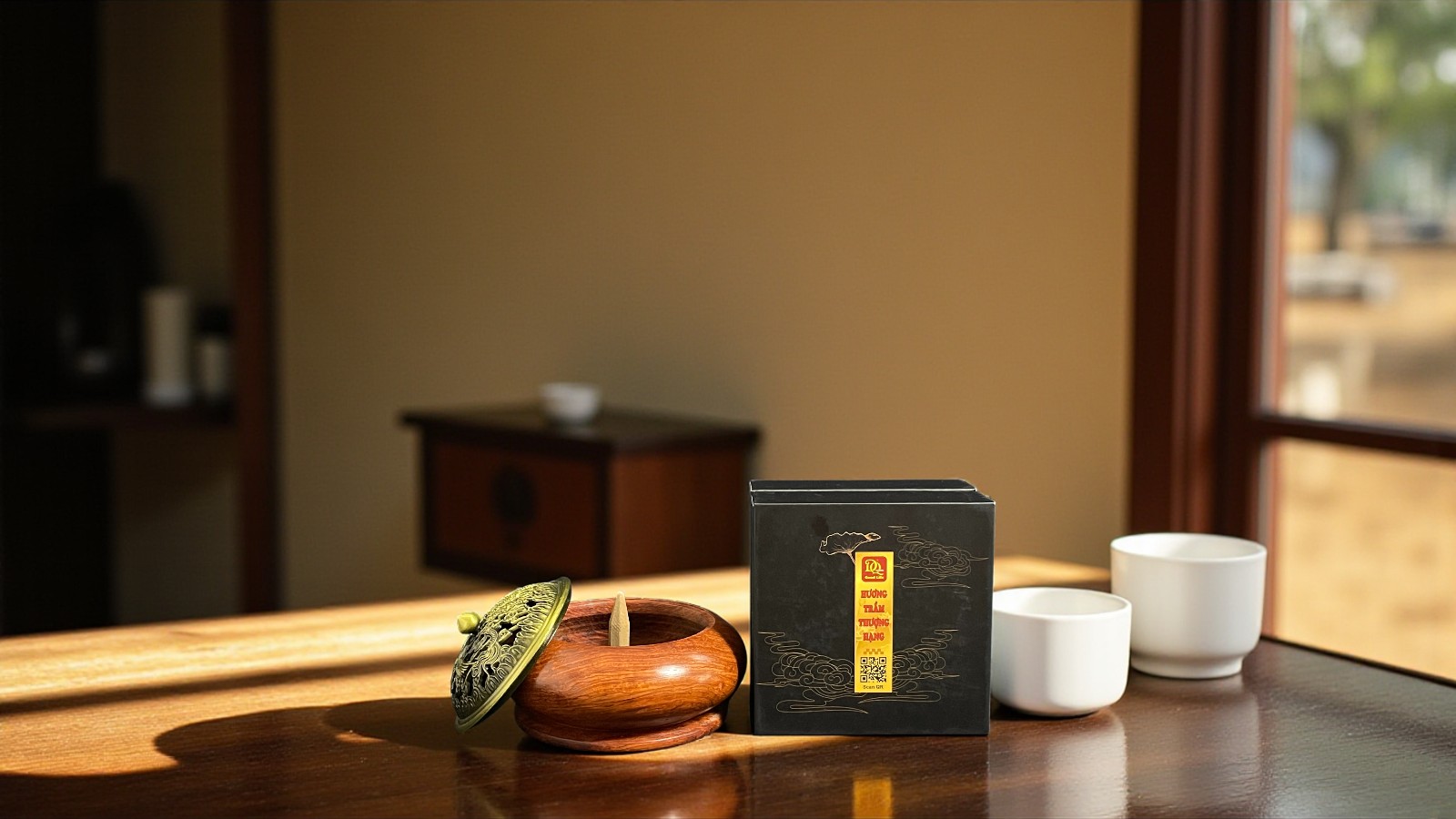 Bộ dụng cụ xông trầm gồm lư đồng, nhang, nụ và thác khói