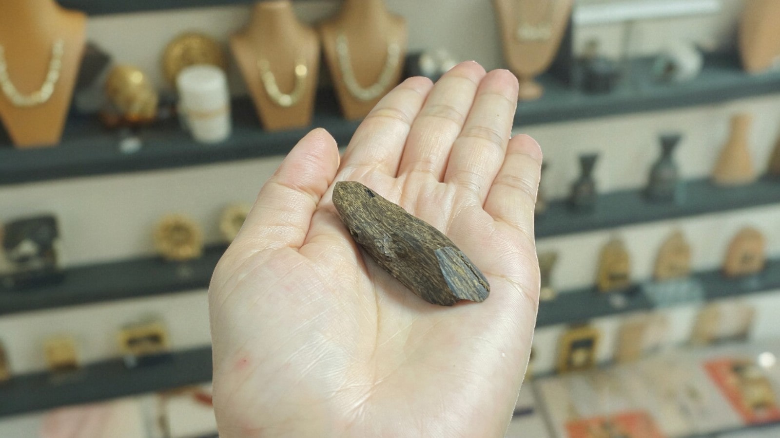 Mặt Trầm Hương Chìm Nước Tự Nhiên Brn5m01 – Hương trầm ngọt sâu, quý hiếm | Natural Sinking Agarwood Pendant Brn5m01 – Deep Sweet Resin, Rare