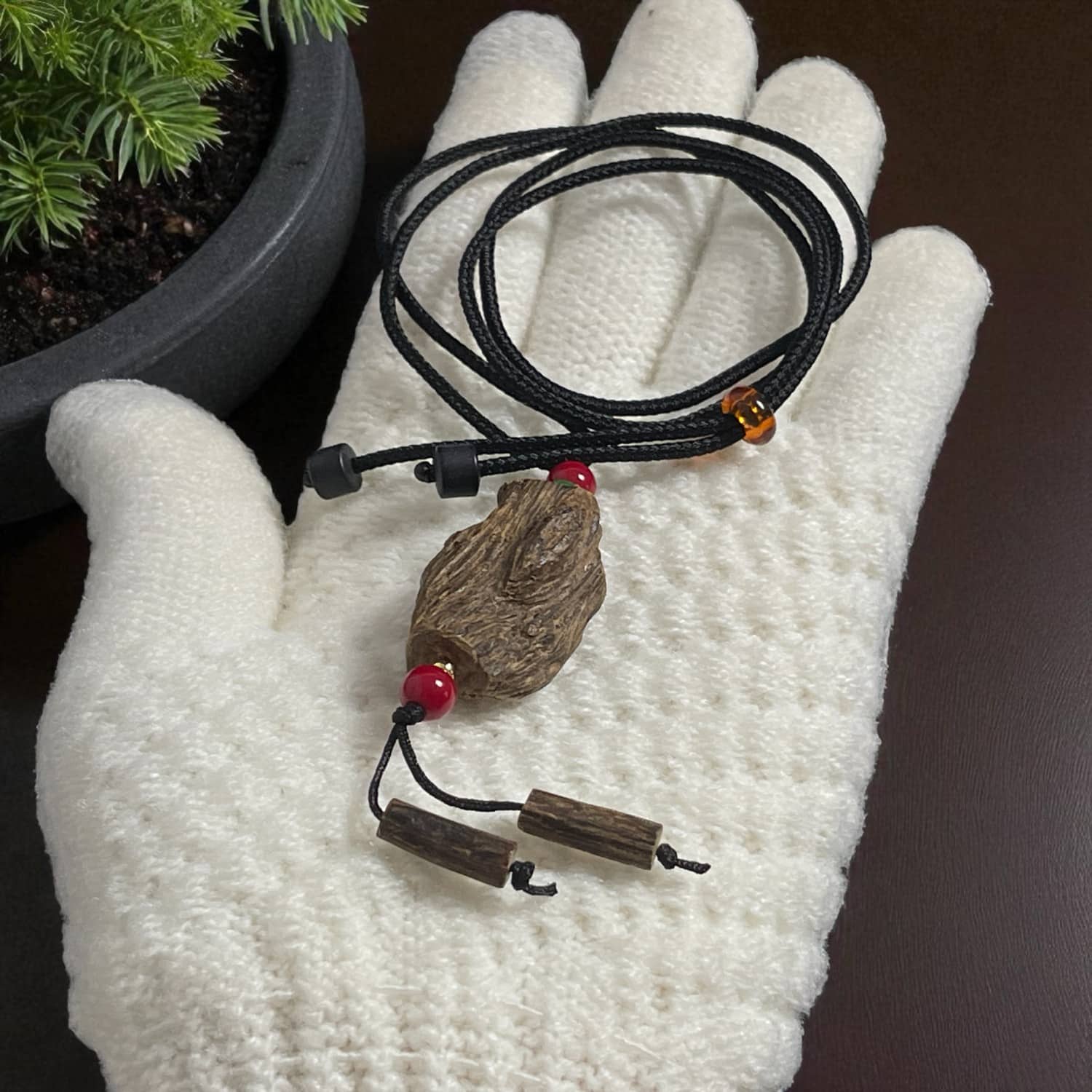 mat-tram-huong-chim-nuoc-tu-nhien-mcbrm31-01.jpg Mặt Trầm Hương Chìm Nước Tự Nhiên Mcbrm31 Đặc Biệt – Hương Trầm Đất Quảng | Natural Sinking Agarwood Pendant Mcbrm31 – Dat Quang Aga