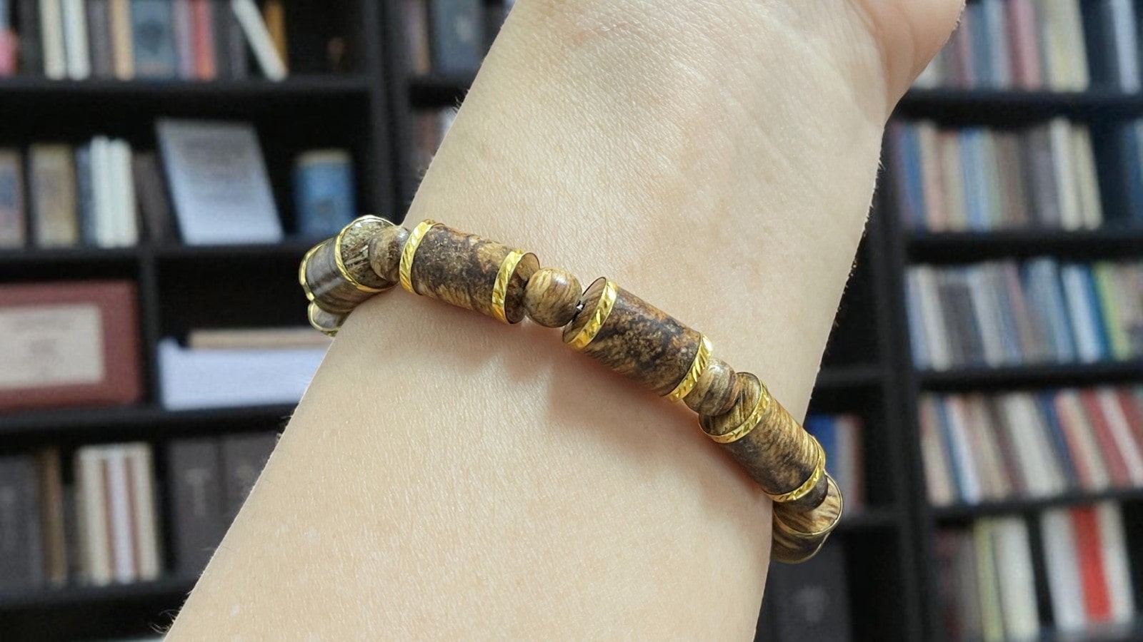 Vòng Tay 8mm Trầm Kiến Đốt Trúc Khảm Vàng 18k Txml1m2 Cao Cấp