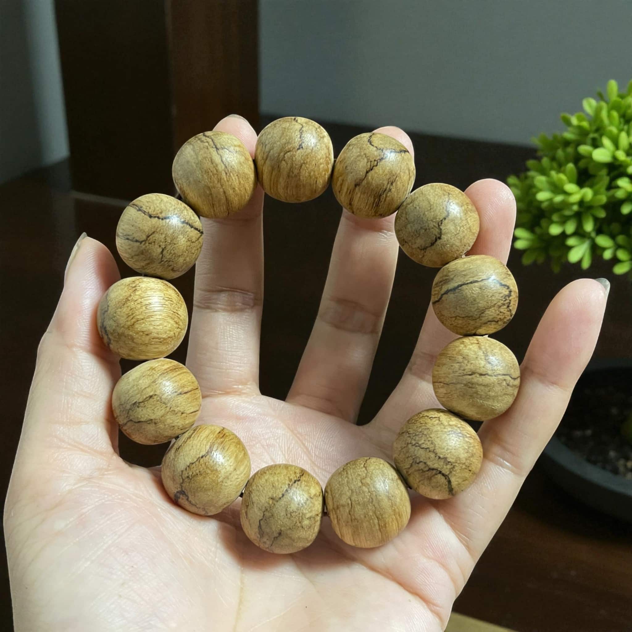 Vòng Tay Hạt Tròn 18mm Trầm Hương Tự Nhiên Tốc Quần KaLi Vòng Tay Trầm Hương 18mm Tốc Quần KaLi Thượng Hạng – Nam Giới