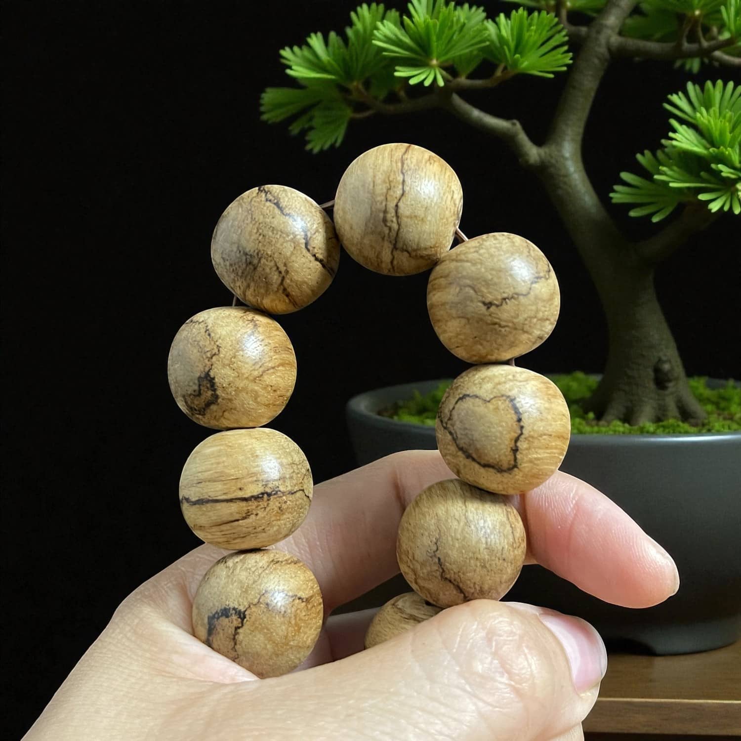 Vòng Tay Hạt Tròn 18mm Trầm Hương Tự Nhiên Tốc Quần KaLi