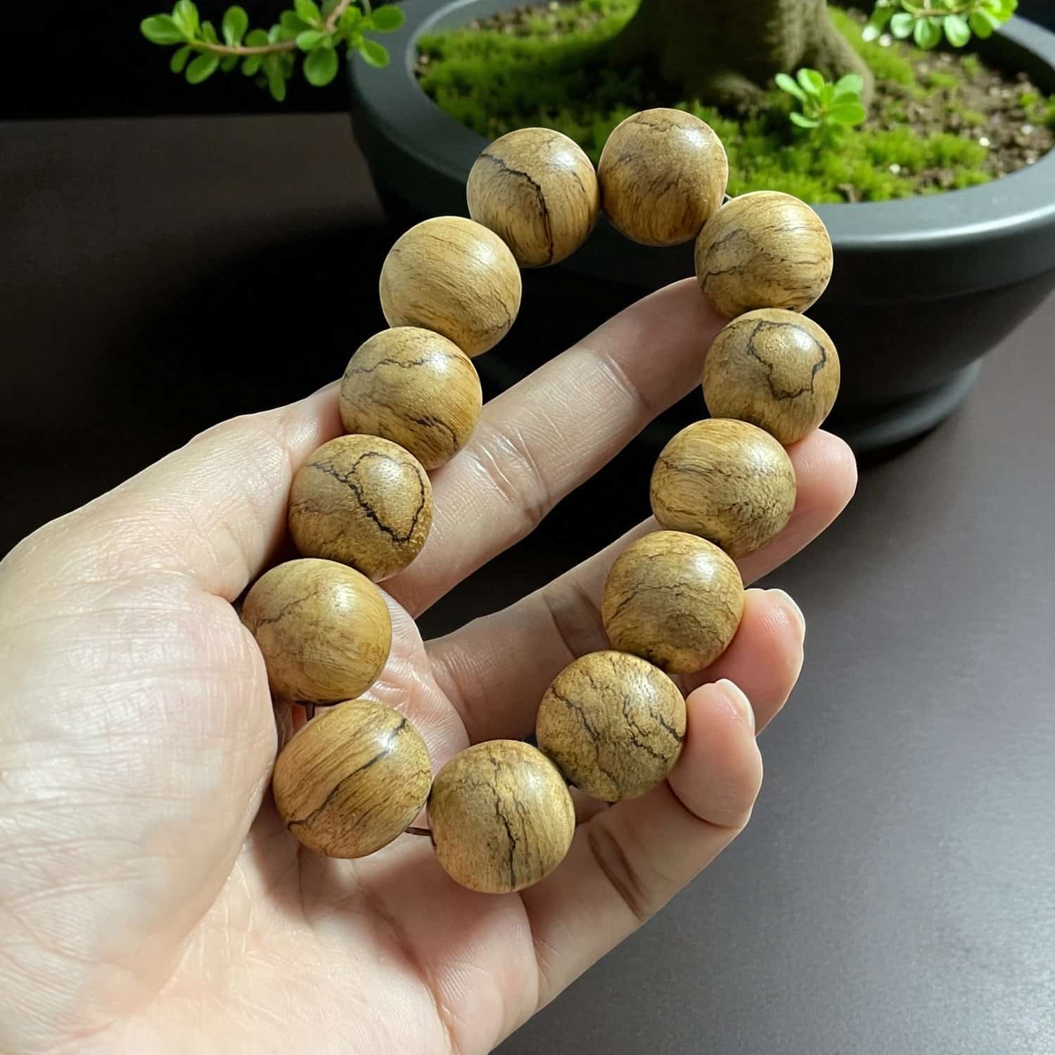 Vòng Tay Hạt Tròn 18mm Trầm Hương Tự Nhiên Tốc Quần KaLi