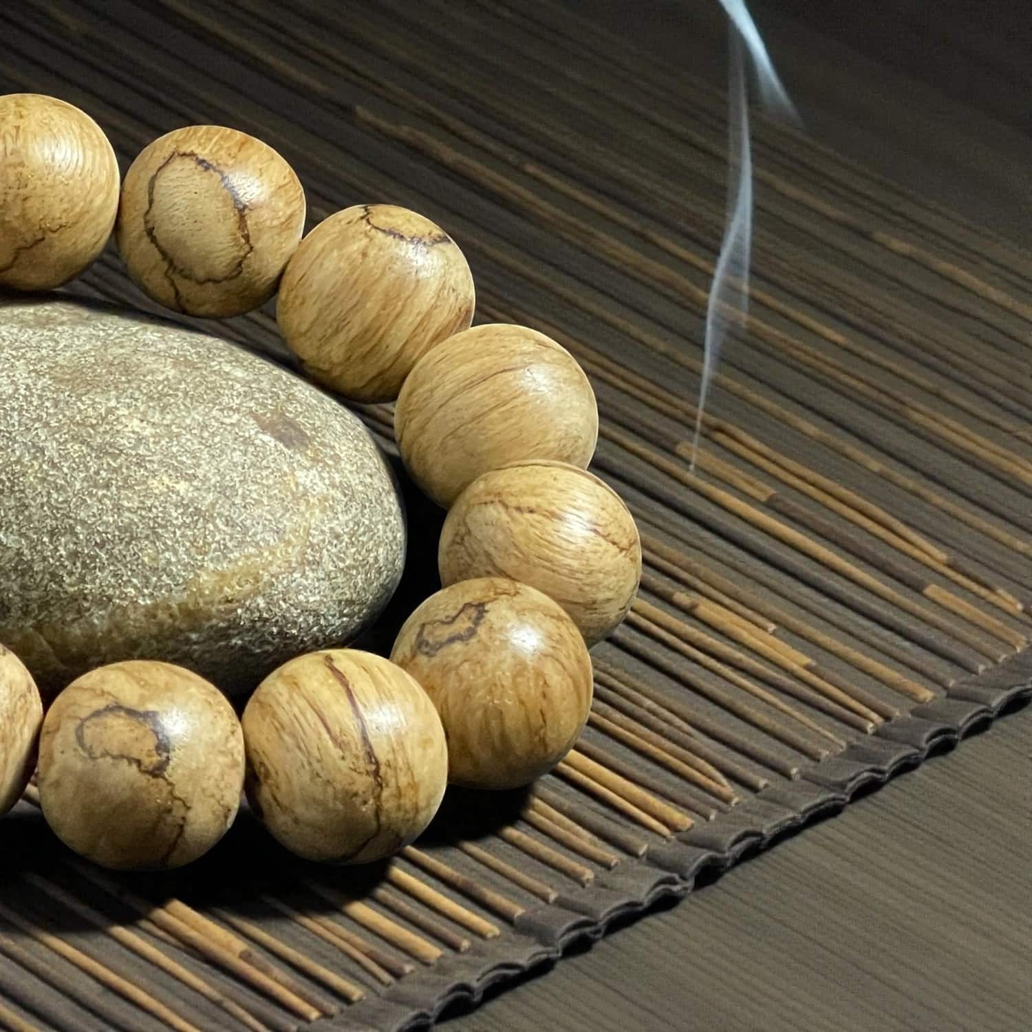 Vòng Tay Hạt Tròn 18mm Trầm Hương Tự Nhiên Tốc Quần KaLi