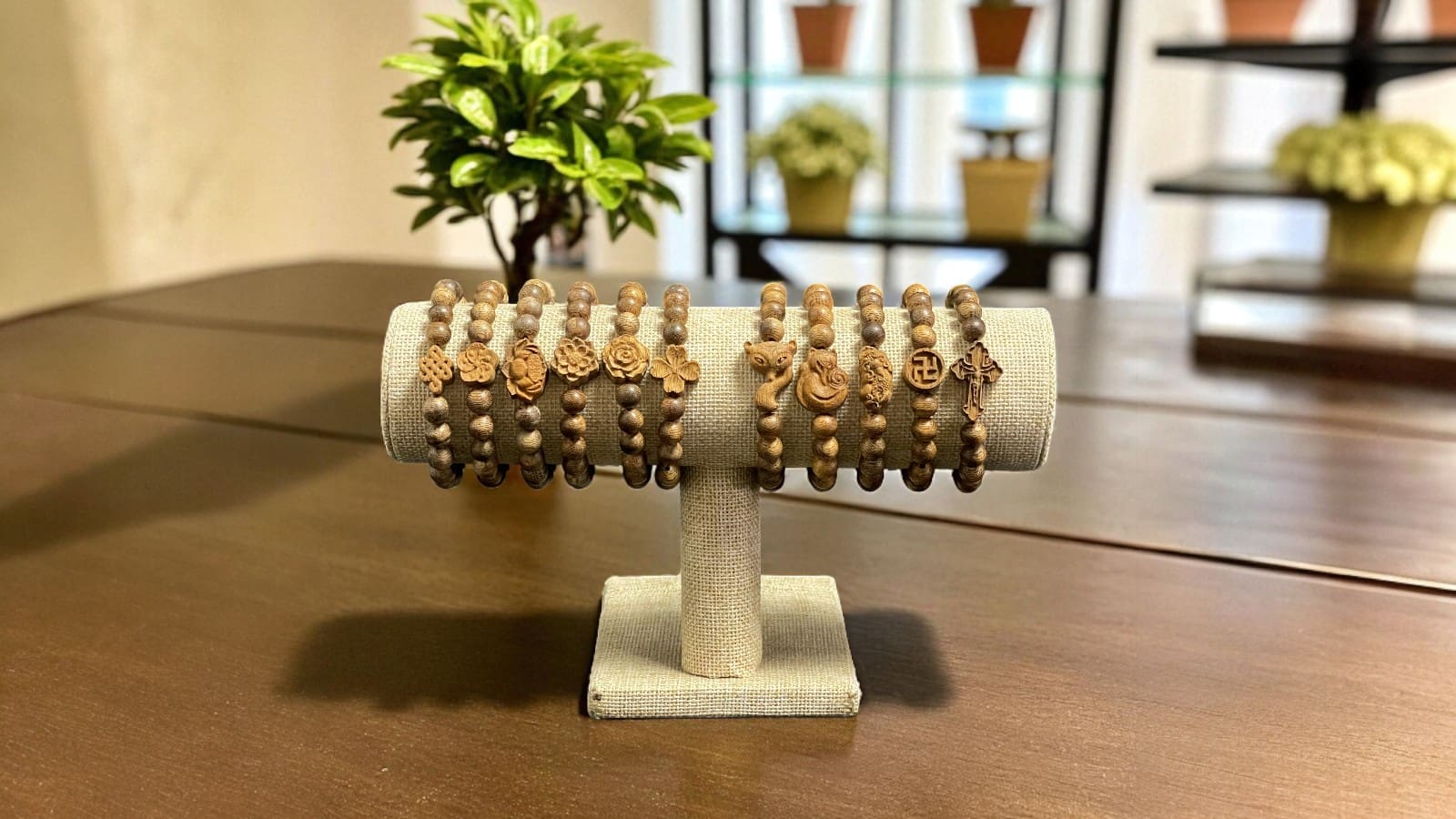 Vòng Tay Trầm Hương Nữ 8mm Charm Hồ Ly Qntx15