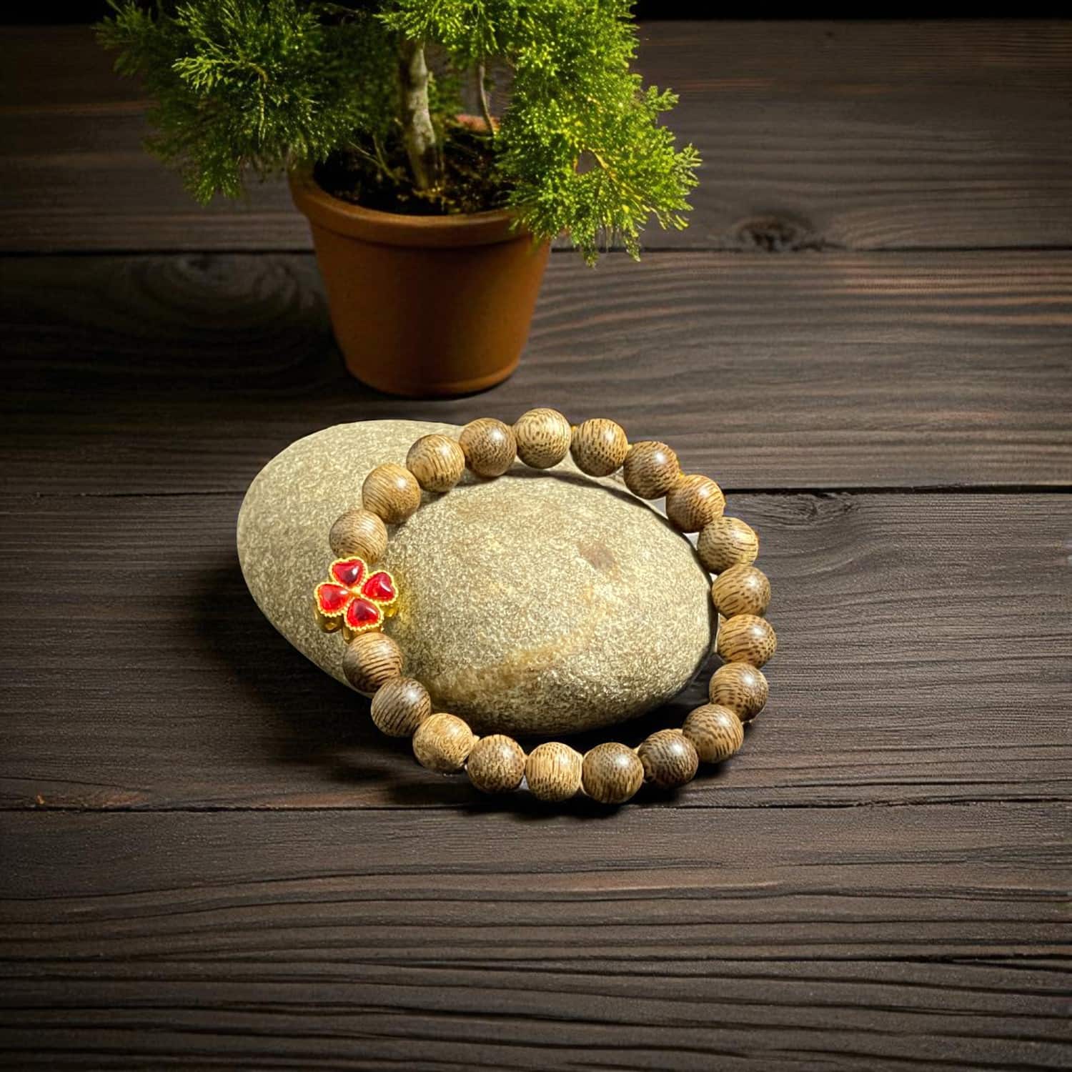 vong-tay-tram-huong-8mm-charm-da-co-4-la-do-qnc4l55-01.jpg Vòng Tay Trầm Hương 8mm Charm Đá Cỏ 4 Lá Màu Đỏ Qnc4l55 – Hợp mệnh Hỏa Thổ