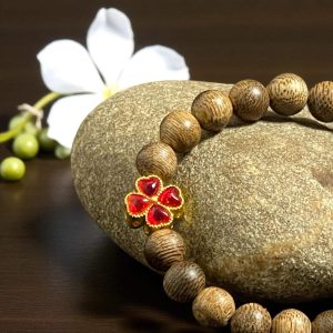 Vòng Tay Trầm Hương 8mm Charm Đá Cỏ 4 Lá Màu Đỏ Qnc4l55 – Hợp mệnh Hỏa Thổ