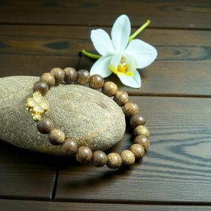 Vòng Tay Trầm Hương 8mm Charm Đá Cỏ 4 Lá Màu Đỏ Qnc4l55 – Hợp mệnh Kim, Thuỷ