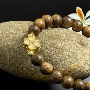 Vòng Tay Trầm Hương 8mm Charm Đá Cỏ 4 Lá Màu Đỏ Qnc4l55 – Hợp mệnh Kim, Thuỷ