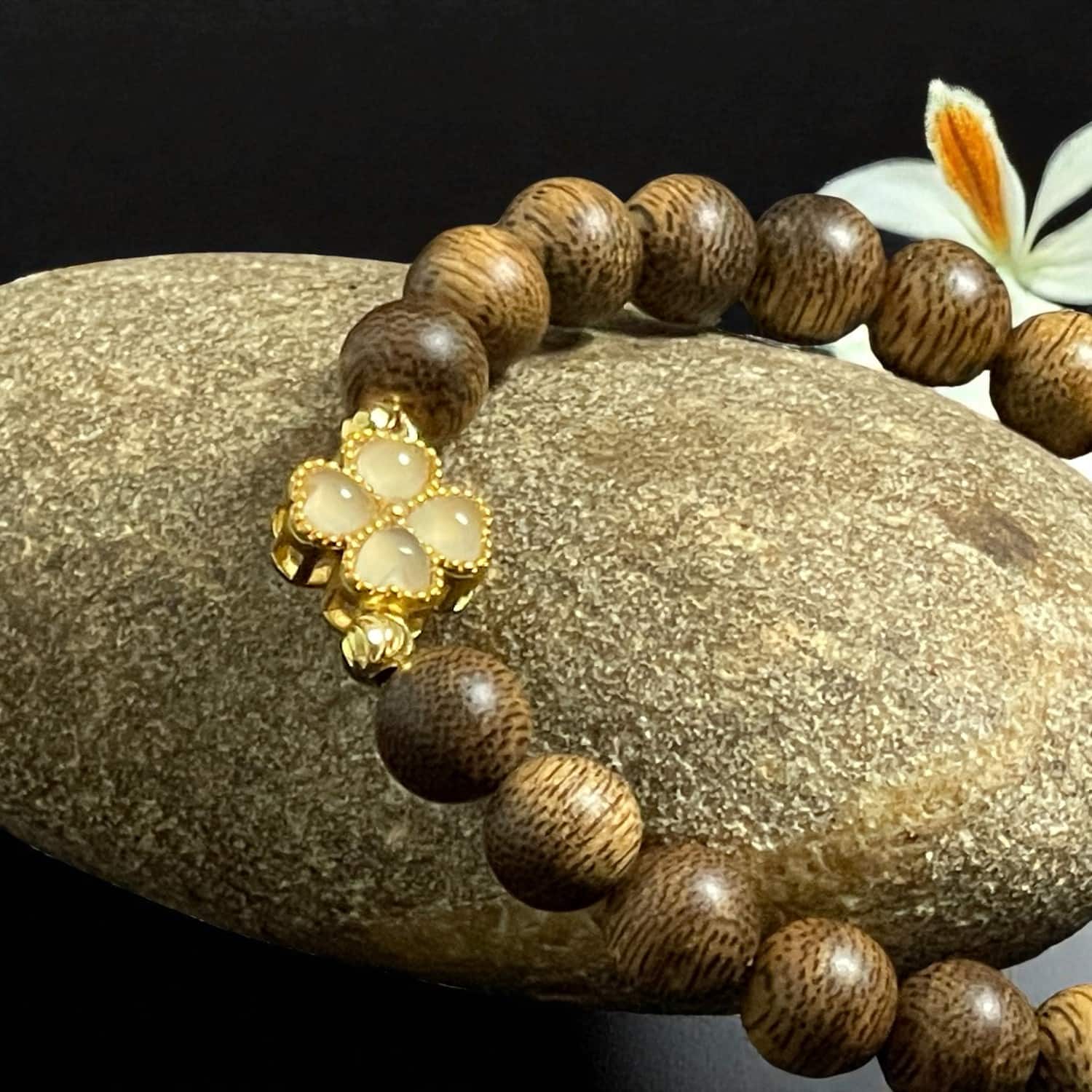 vong-tay-tram-huong-8mm-charm-da-co-4-la-trang-qnc4l55-02.jpg Vòng Tay Trầm Hương 8mm Charm Đá Cỏ 4 Lá Màu Đỏ Qnc4l55 – Hợp mệnh Kim, Thuỷ