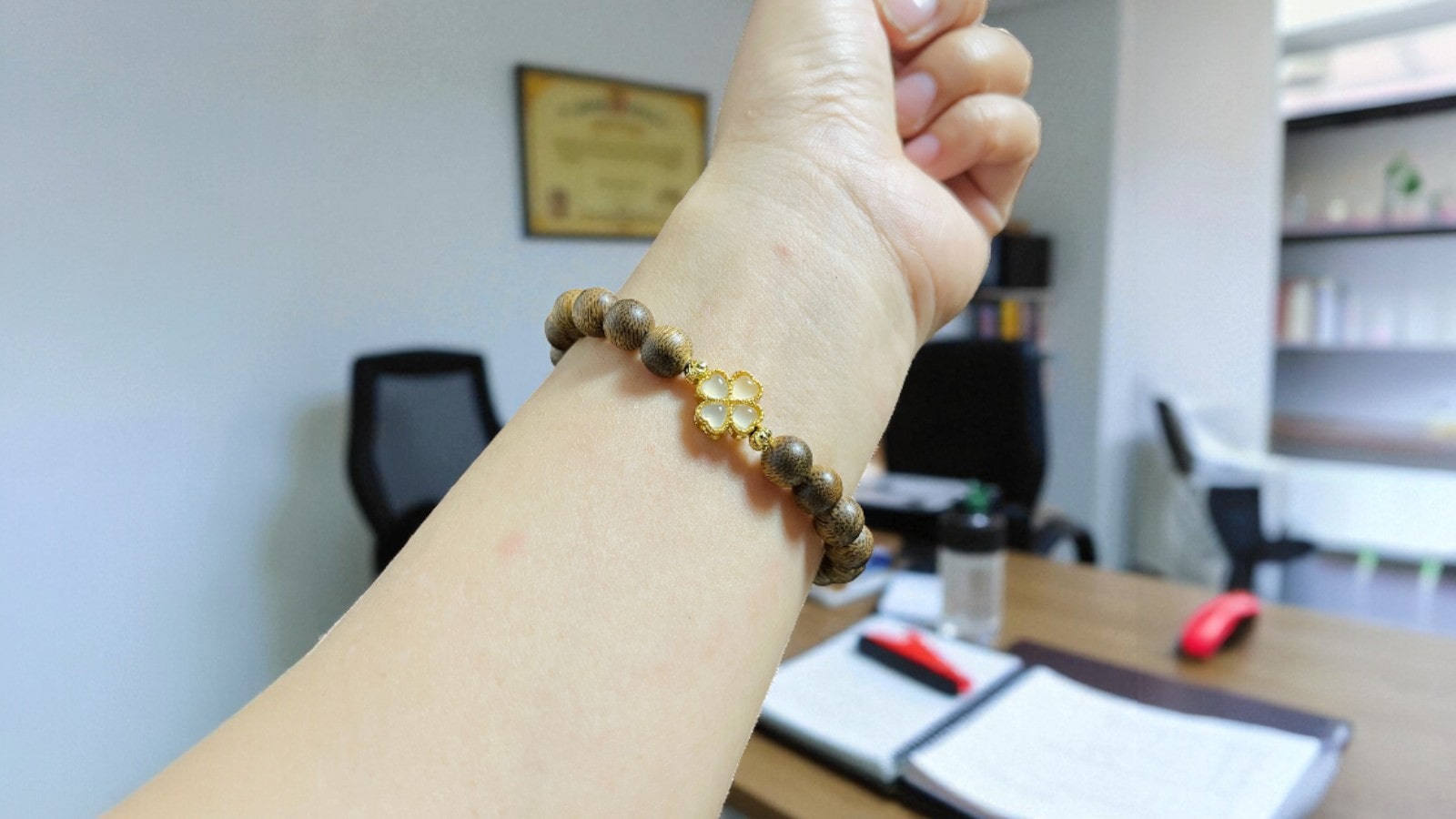 Vòng Tay Trầm Hương 8mm Charm Đá Cỏ 4 Lá Màu Đỏ Qnc4l55 – Hợp mệnh Kim, Thuỷ