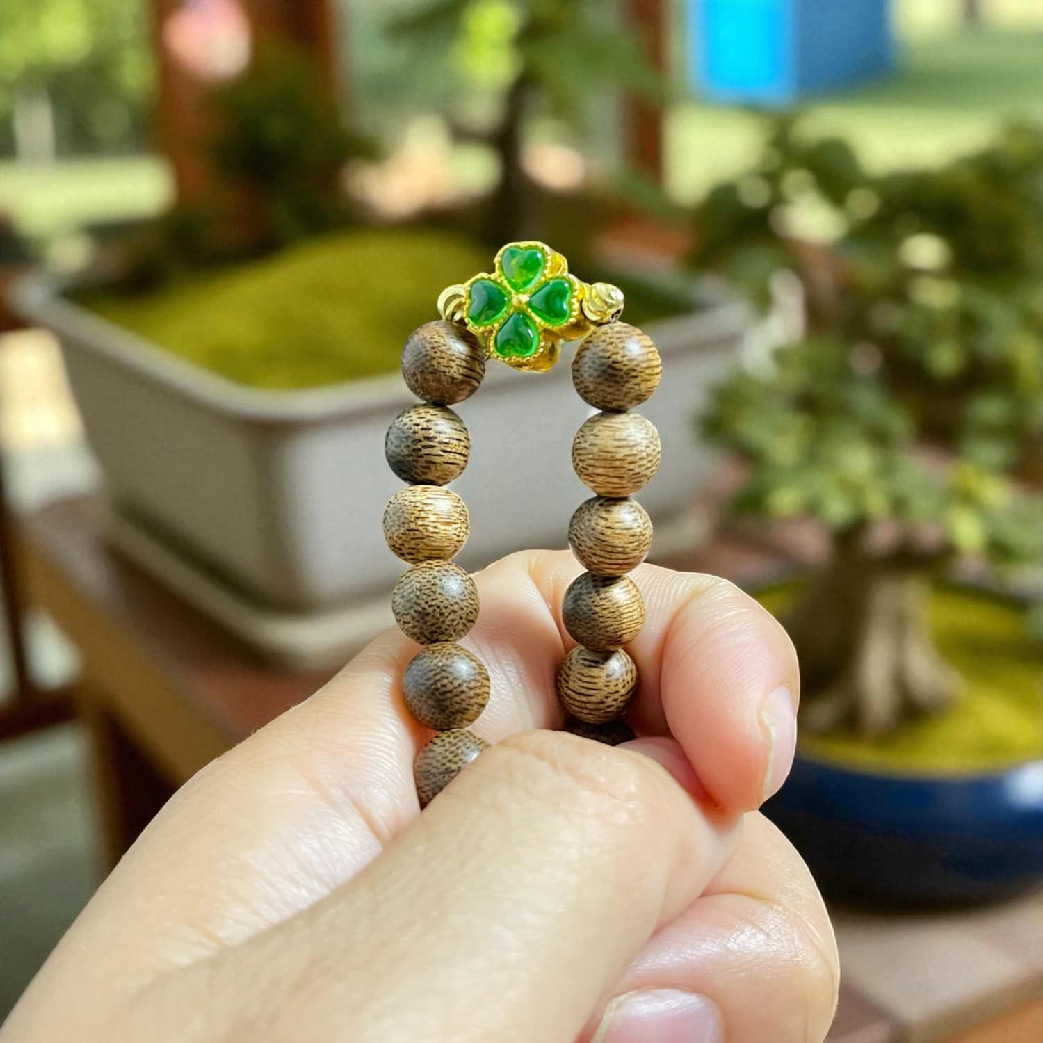 vong-tay-tram-huong-8mm-charm-da-co-4-la-xanh-qnc4l55-03.jpg Vòng Tay Trầm Hương Nữ 8mm Charm Đá Cỏ 4 Lá Xanh Qnc4l55