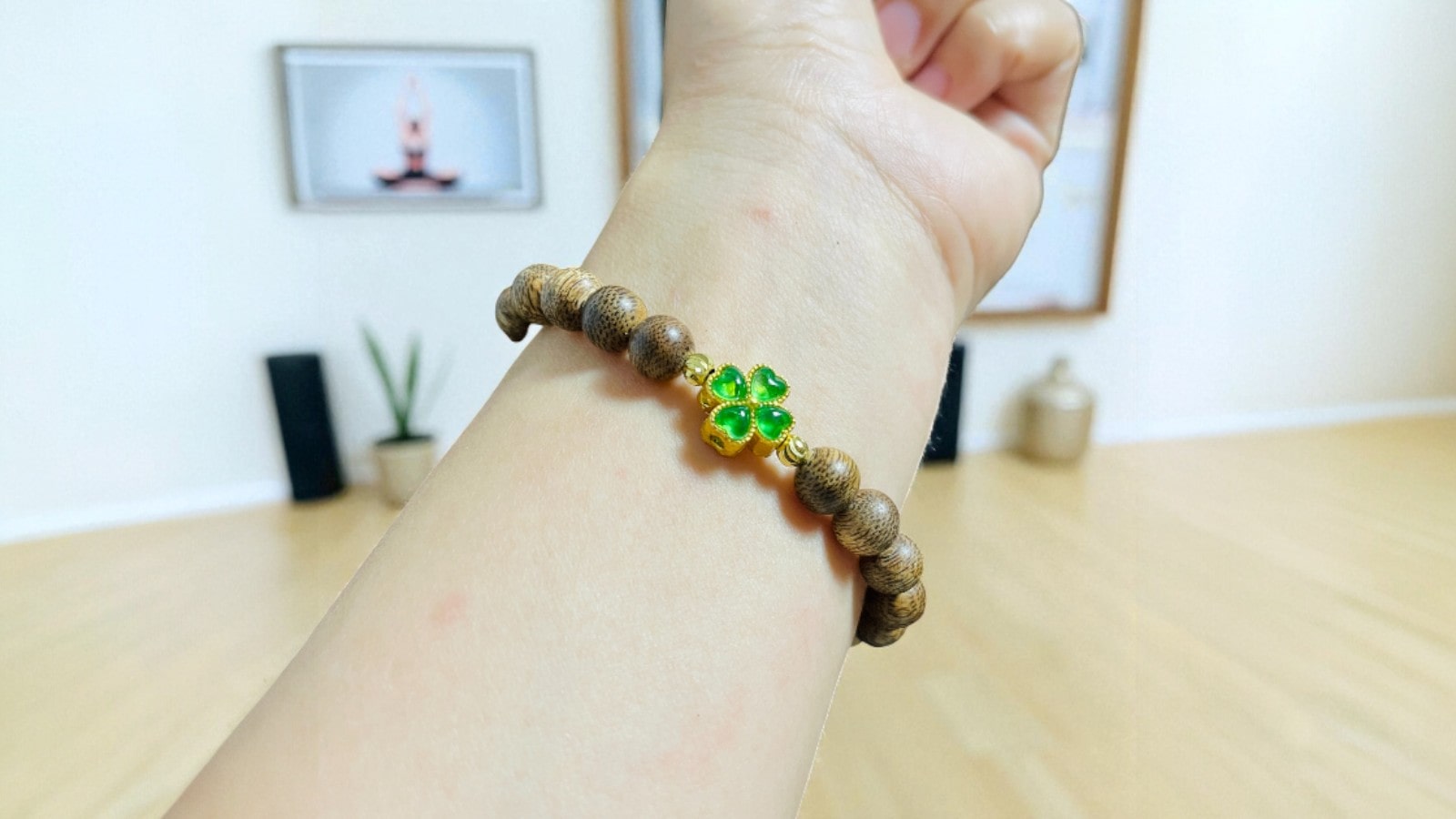 Vòng Tay Trầm Hương Nữ 8mm Charm Đá Cỏ 4 Lá Xanh Qnc4l55