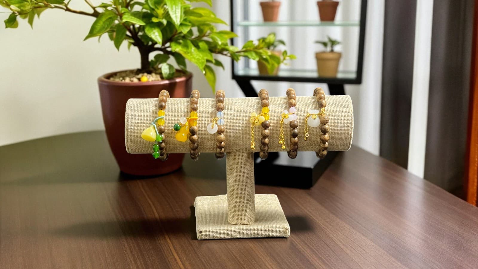 Charm đá phong thủy kết hợp vòng tay trầm hương 8mm