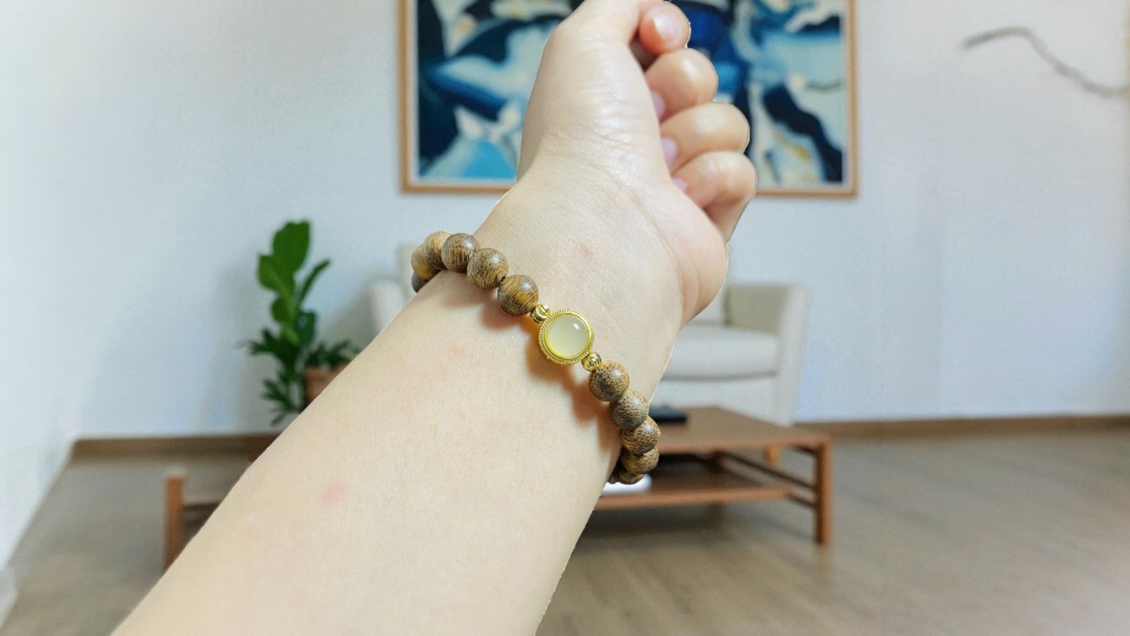 Vòng tay trầm hương 8mm charm đá trắng phong thủy Qndt69 cao cấp – thanh khiết cân bằng