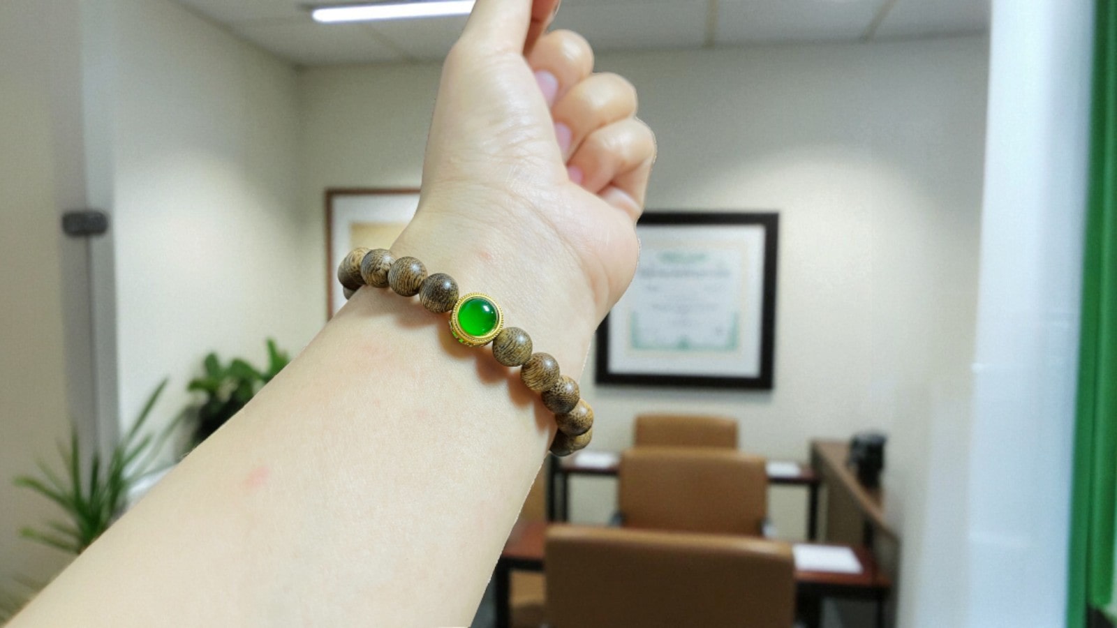 Vòng tay trầm hương 8mm charm đá xanh phong thủy Qndt69 cao cấp – bình an thịnh vượng