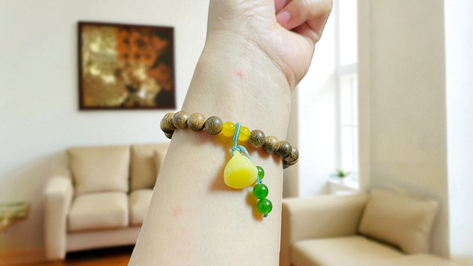 Charm Búp Sen xanh kết hợp vòng trầm hương tạo nét tinh tế, sâu lắng