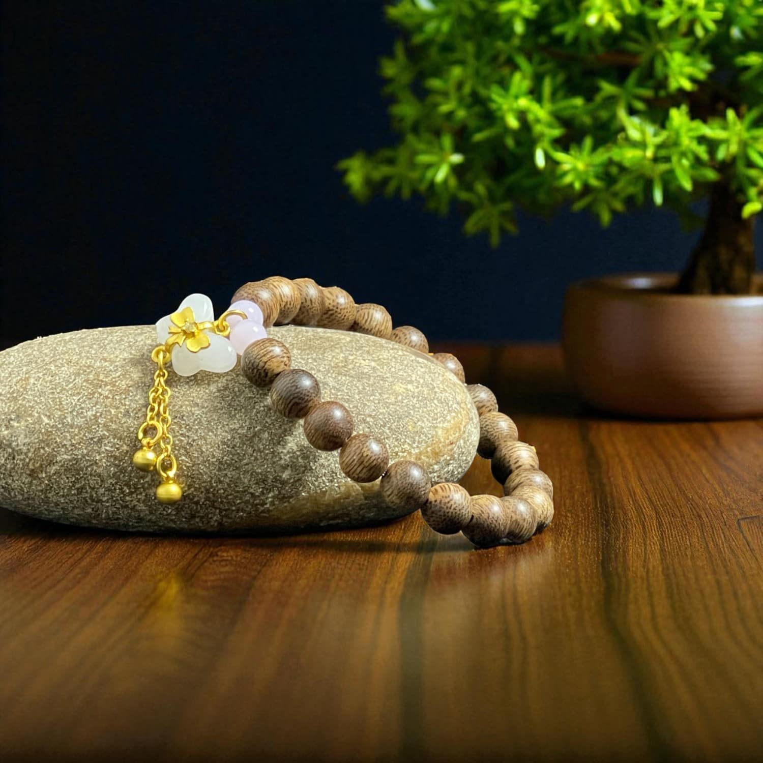 Vòng trầm hương charm Hồ Điệp trắng tinh khiết