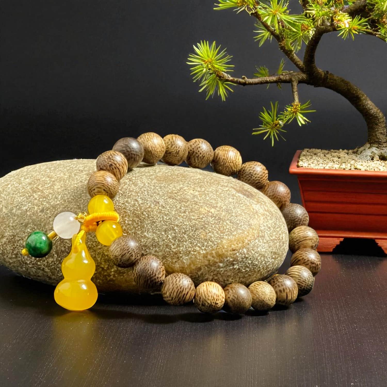 Charm Hồ Lô vàng phong thủy — Vòng trầm hương 8mm Qndpt37