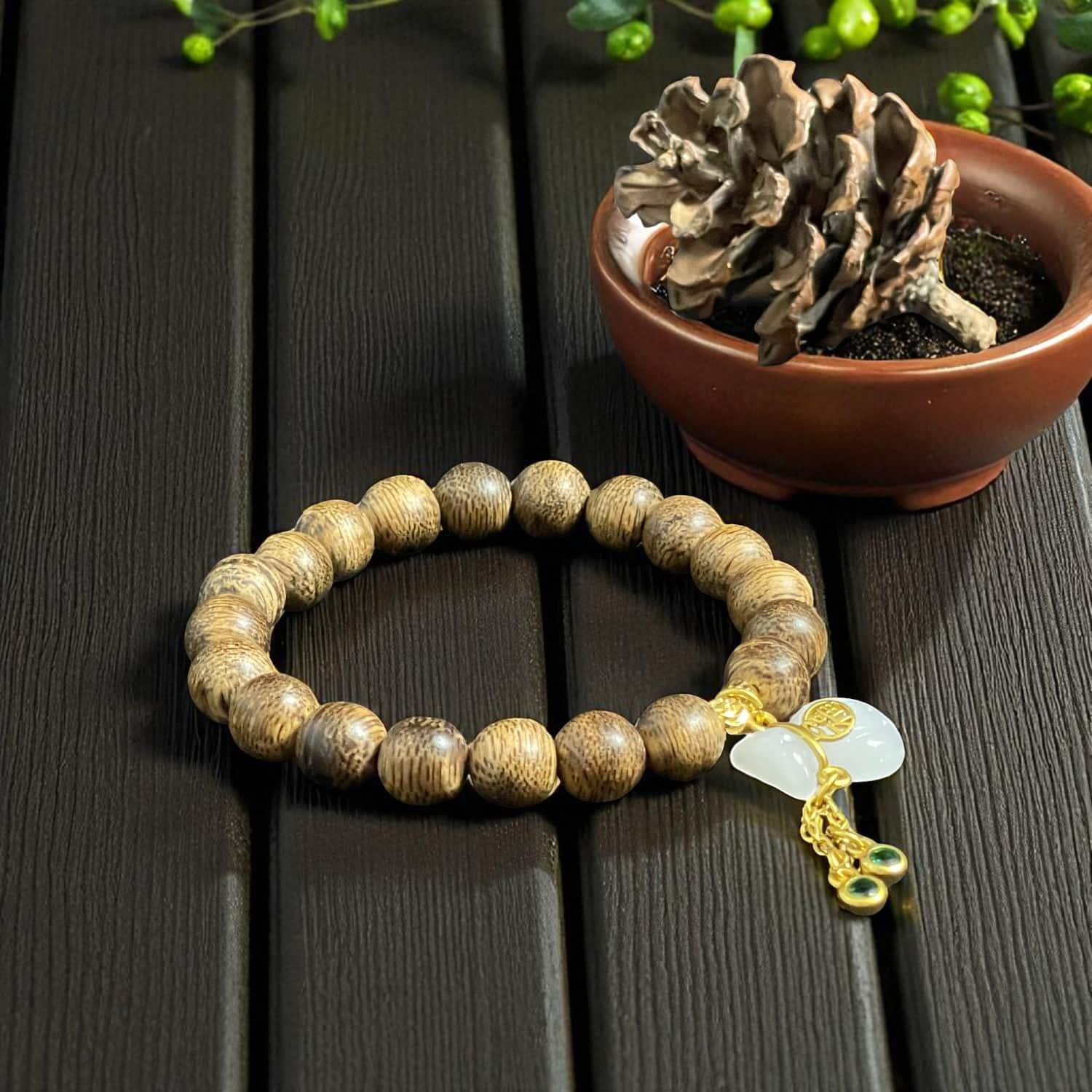 Charm Túi Tiền trắng phong thủy kết hợp vòng trầm hương 8mm