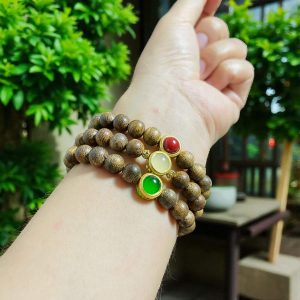 Vòng tay trầm hương 8mm Mick charm đá phong thủy Qndt69 cao cấp (đỏ – trắng – xanh) – may mắn, bình an, thịnh vượng