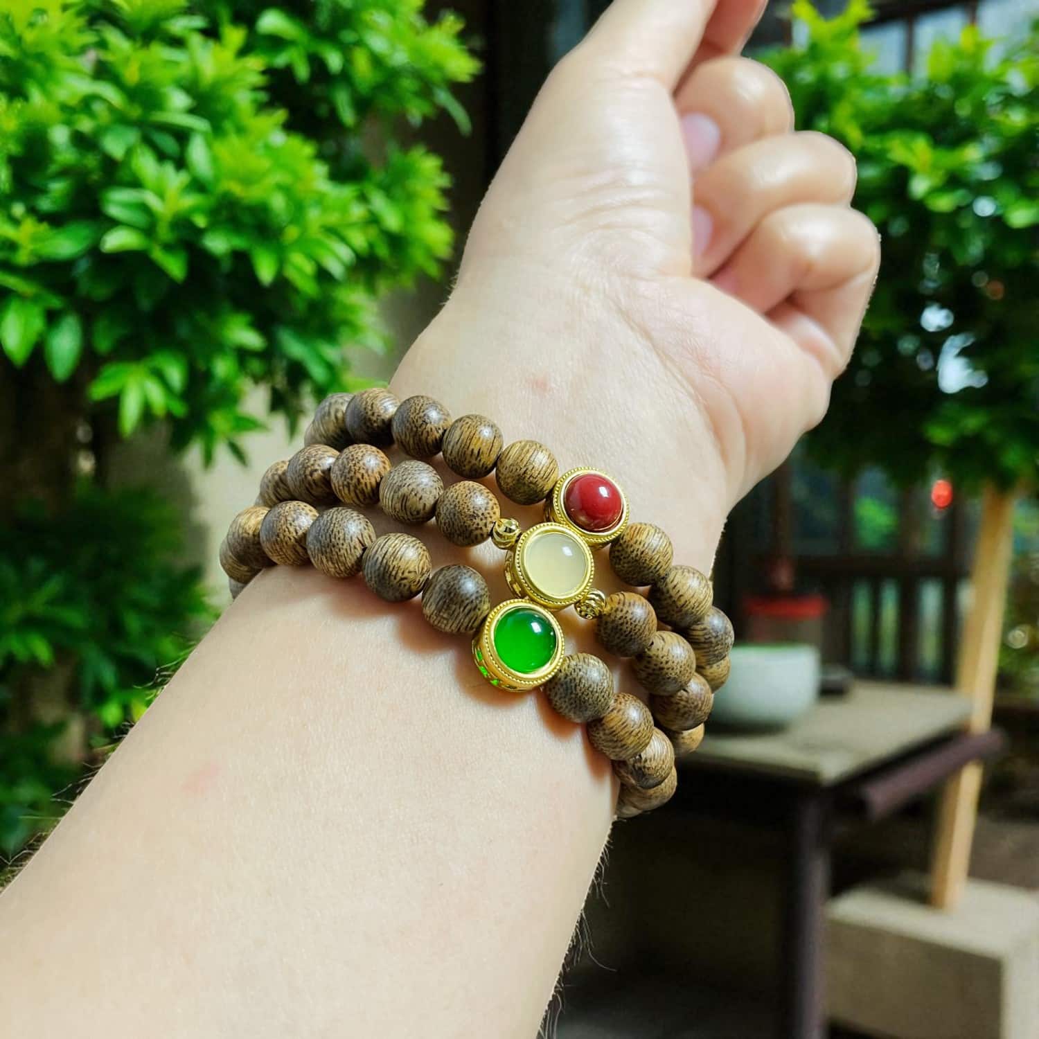 vong-tay-tram-huong-8mm-mick-charm-da-phong-thuy-qndt69-huong-tram-dat-quang.jpg Vòng tay trầm hương 8mm Mick charm đá phong thủy Qndt69 cao cấp (đỏ – trắng – xanh) – may mắn, bình an, thịnh vượng