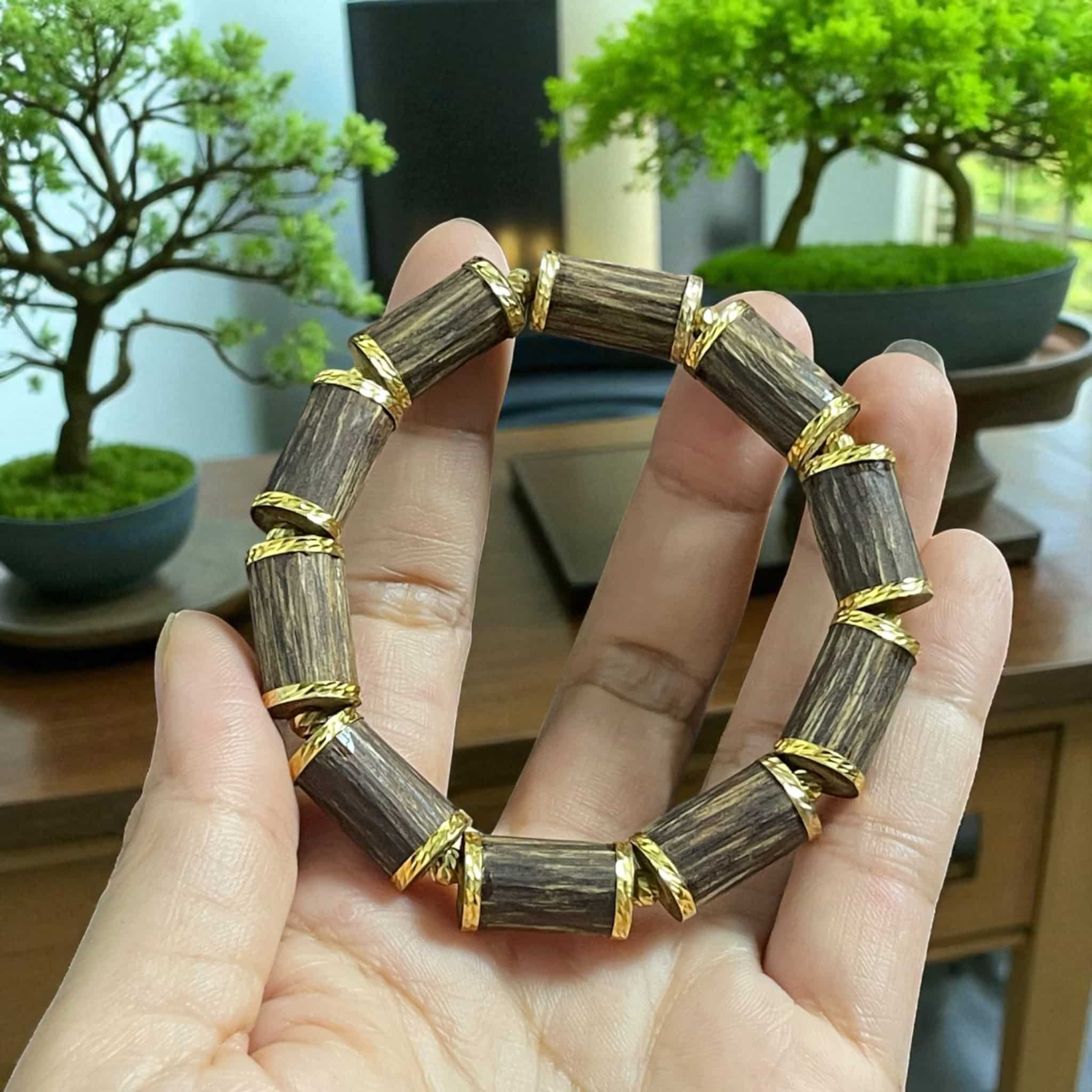 vong-tay-tram-huong-khan-vang-18k-thuong-hang-lakv5m3-01.jpg Vòng Tay Trầm Hương Khảm Vàng 18k Đốt Trúc Lakv5m3