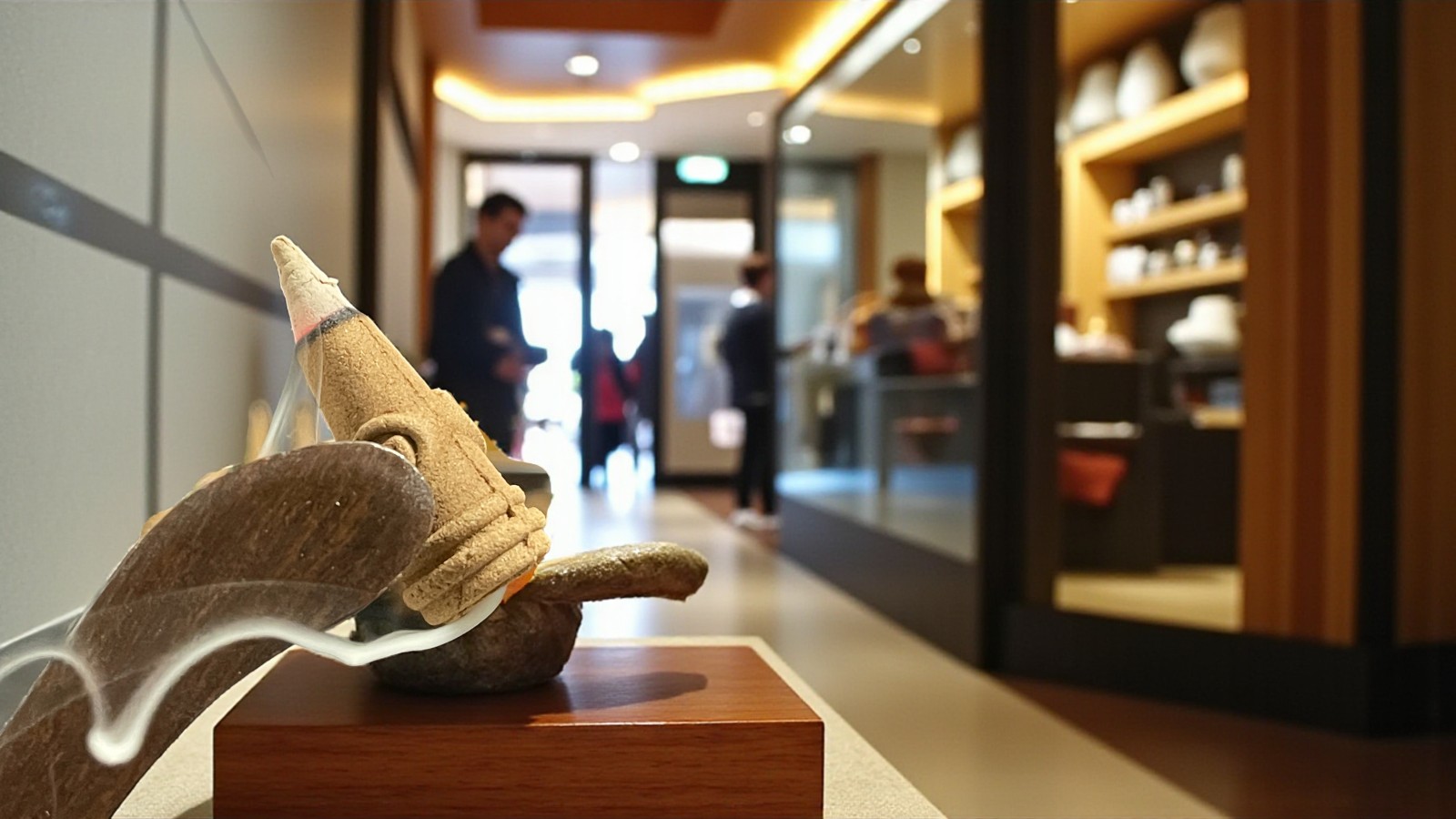 Chủ cửa hàng đốt trầm trước cửa để khai trương thu hút tài lộc